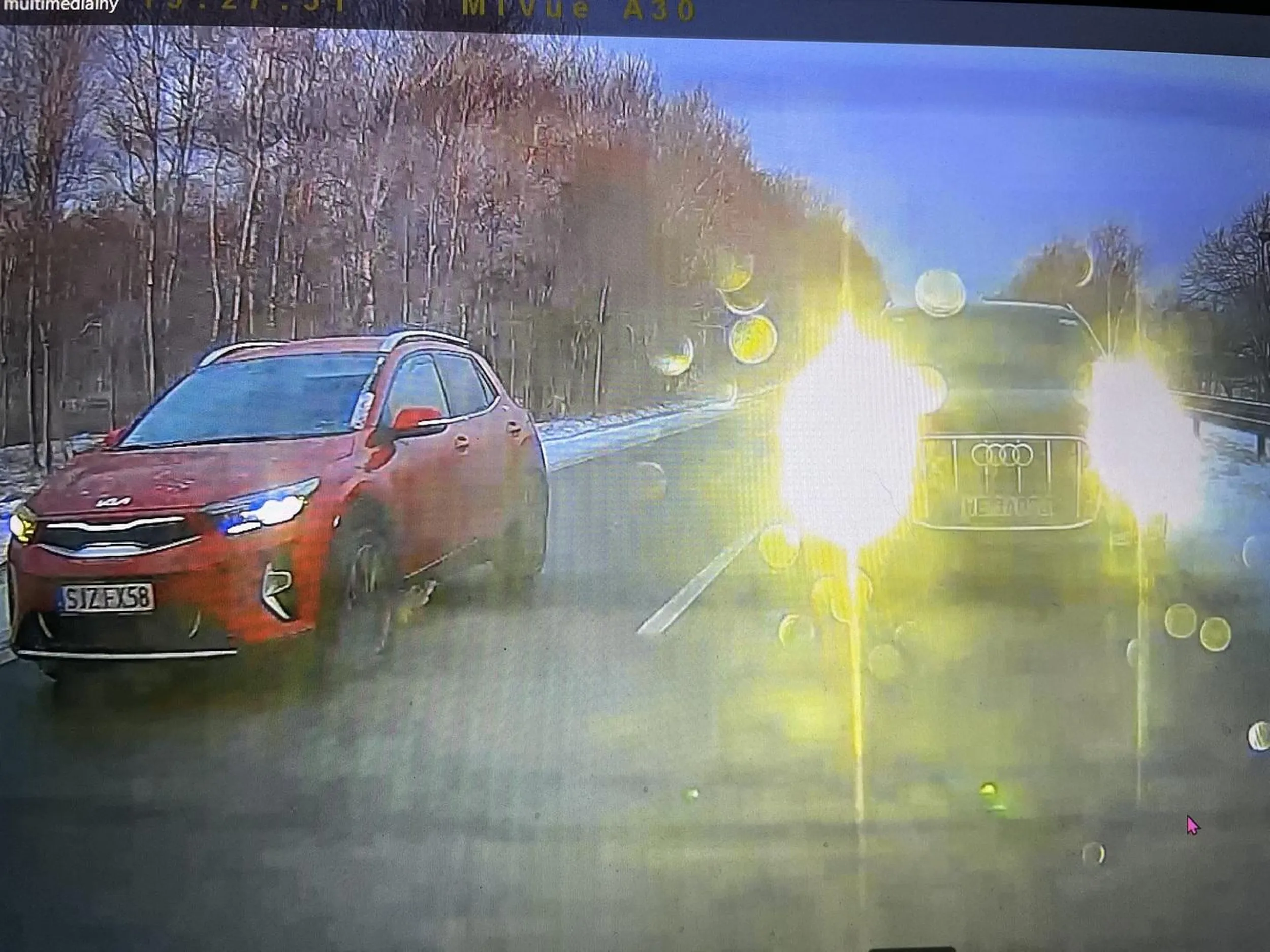 Jeśli już chcesz wielce poganiać i mrugać, to naucz się to robić i naucz się zasad. Nie zjadę w auto obok, ani metr przed, by księcia z przerośnięty egiem przepuścić.