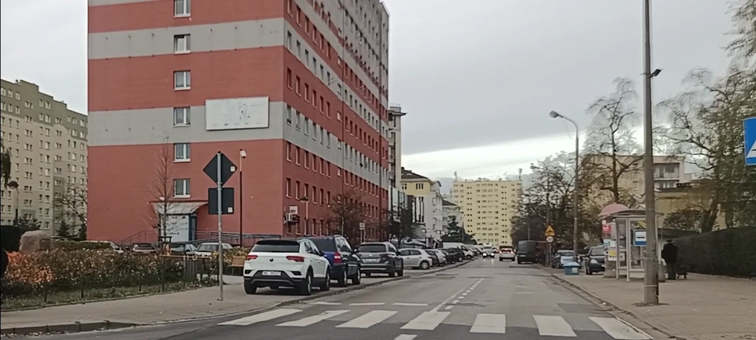 Nieprawdopodobne nieprawidłowe parkowanie białego Volkswagena przy przejściu dla pieszych. Może dojść do wypadku tutaj.