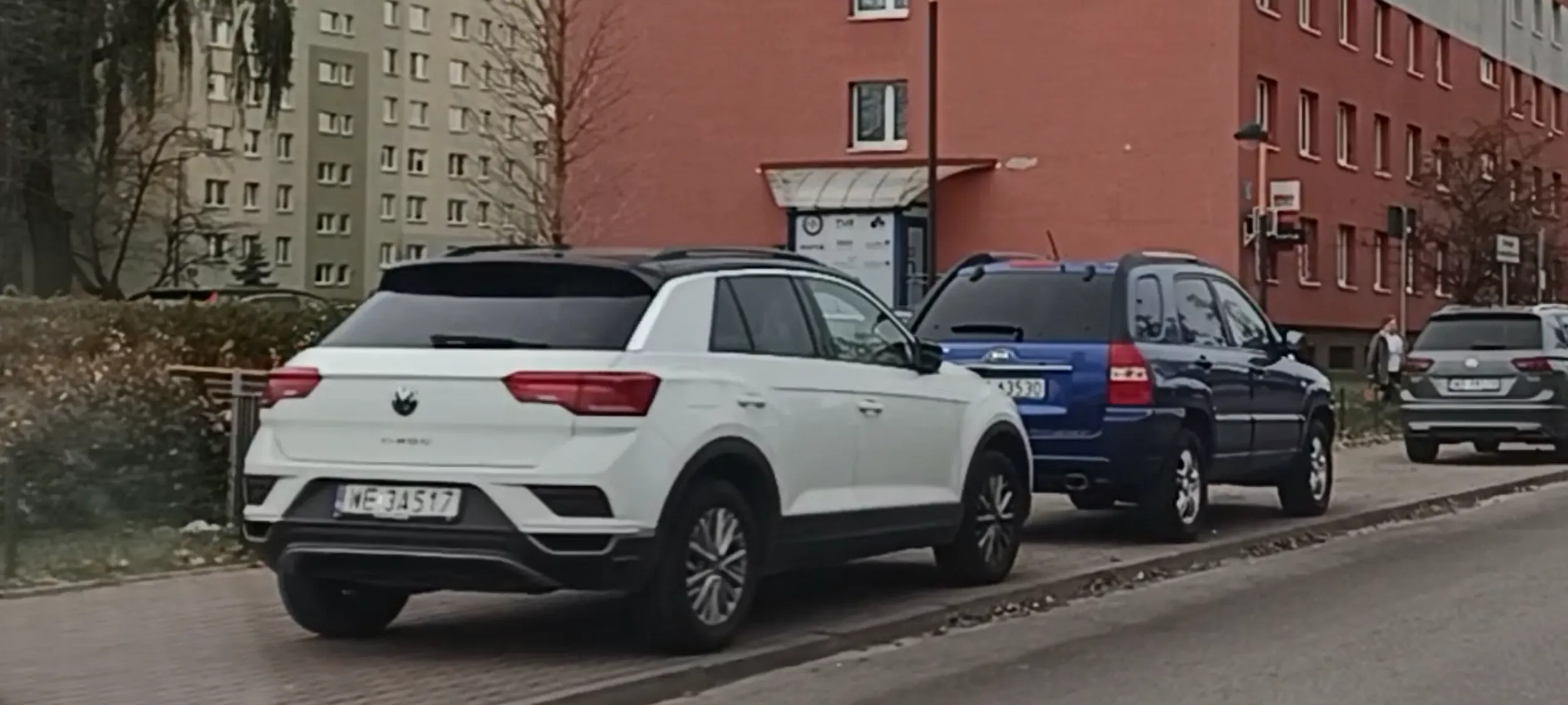 Nieprawdopodobne nieprawidłowe parkowanie białego Volkswagena przy przejściu dla pieszych. Może dojść do wypadku tutaj.