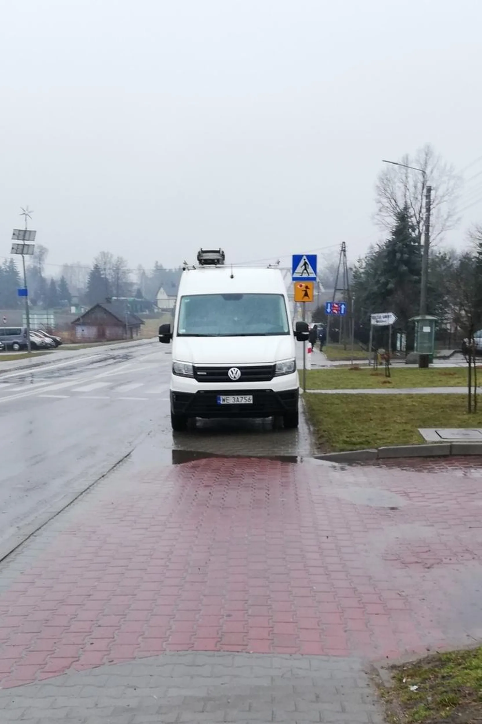 Fajnie tak parkowac na chodniku, za to powinien być karny kutas przylepiony