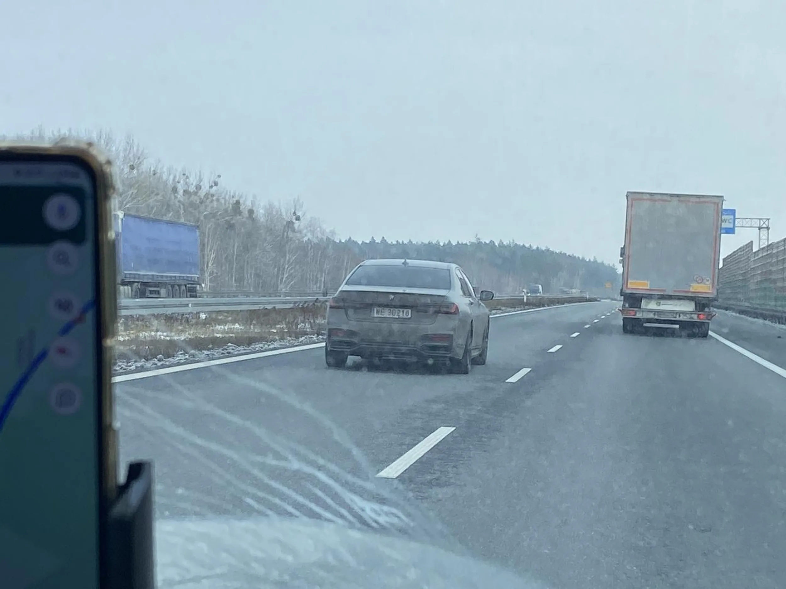 Jakiś uchyn do skierowania na badania, podjeżdża pod zderzak i próbuje wyprzedzić awaryjnym ale brakuje mu mocy