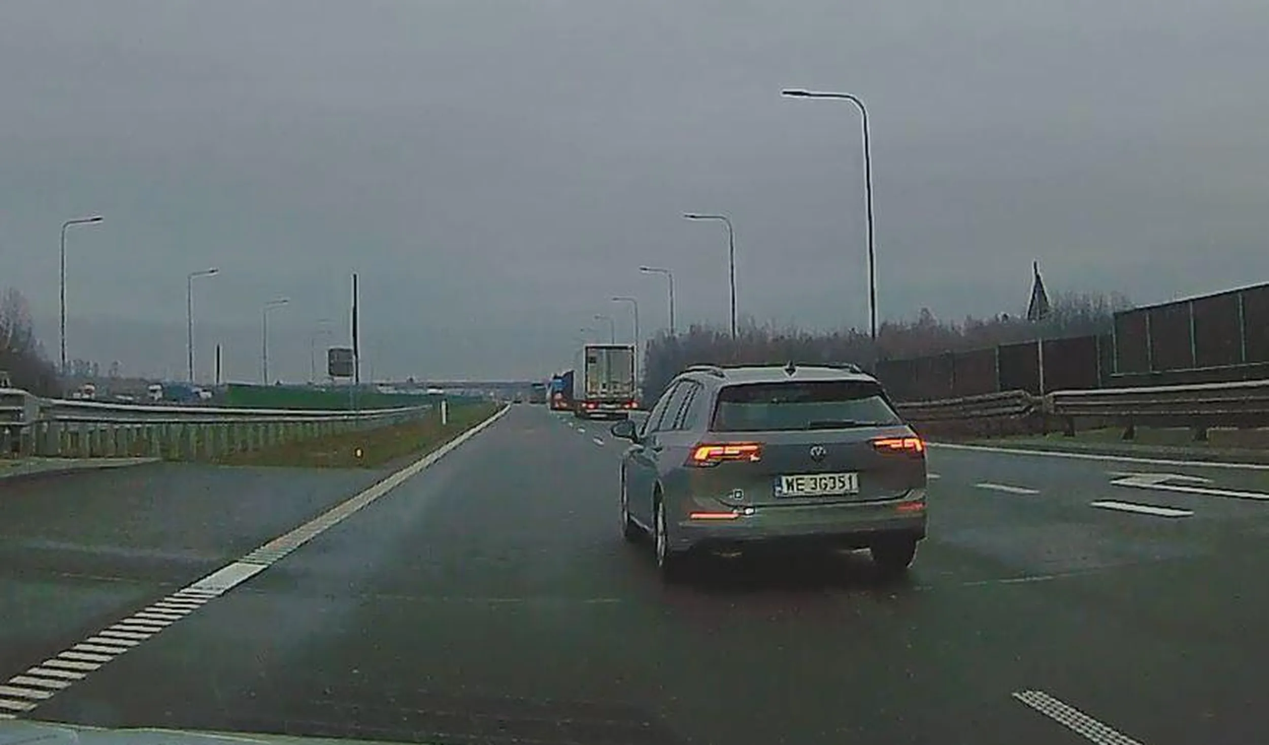 Chłopiec z grzywką wjeżdża na autostradzie pod koła, bo pusty pas za mną to za słabe wyzwanie - kto by tam wolał odpuścić na dwie sekundy gaz zamiast zajechać drogę!