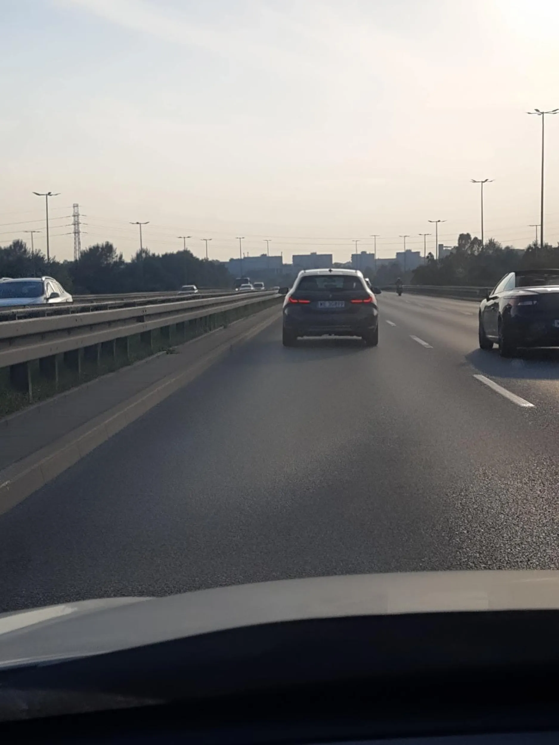 Nie pozdrawiam dupka w BMW 116d - marne masz życie. Mruganie światłami, hamowanie na trasie Siekierkowskiej w Warszawie