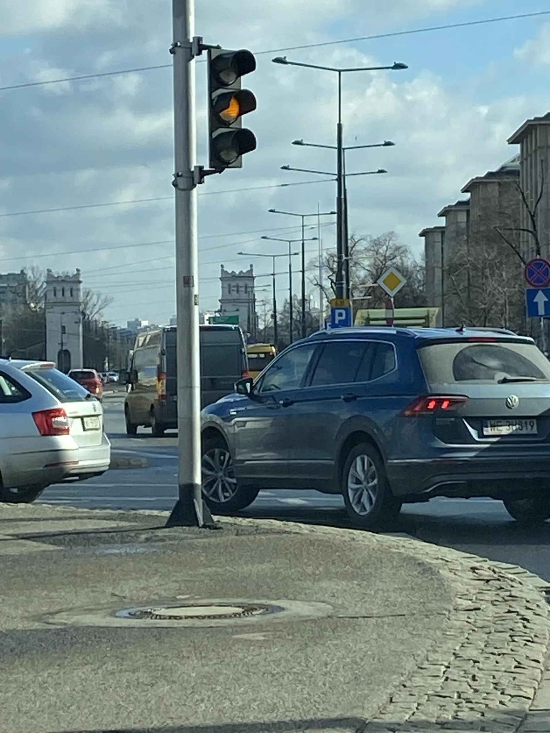 Kasztanie, nie dość że skręcasz w lewo na czerwonym na zakazie na Rondzie de Gaulla, to jeszcze tamujesz ruch i dwie kolejki świateł przez Ciebie staliśmy durniu bo nie mogłeś podjechać do przodu. Oddaj prawo jazdy.
