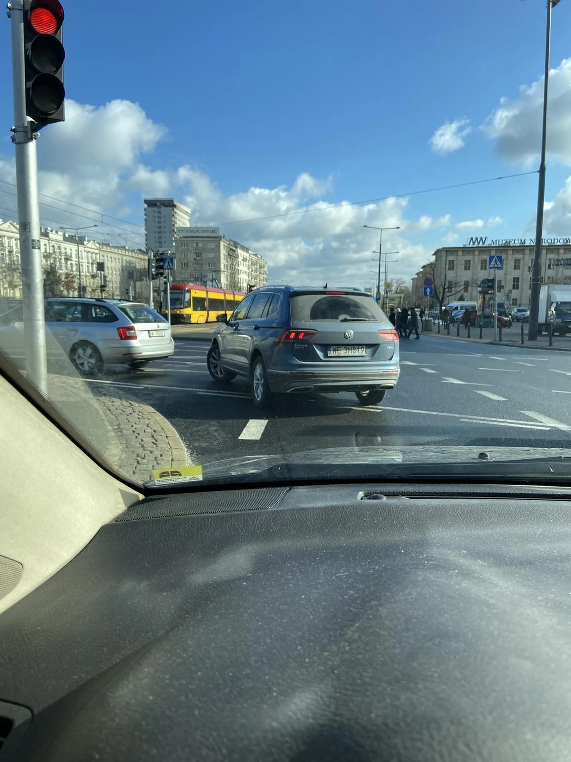 Kasztanie, nie dość że skręcasz w lewo na czerwonym na zakazie na Rondzie de Gaulla, to jeszcze tamujesz ruch i dwie kolejki świateł przez Ciebie staliśmy durniu bo nie mogłeś podjechać do przodu. Oddaj prawo jazdy.