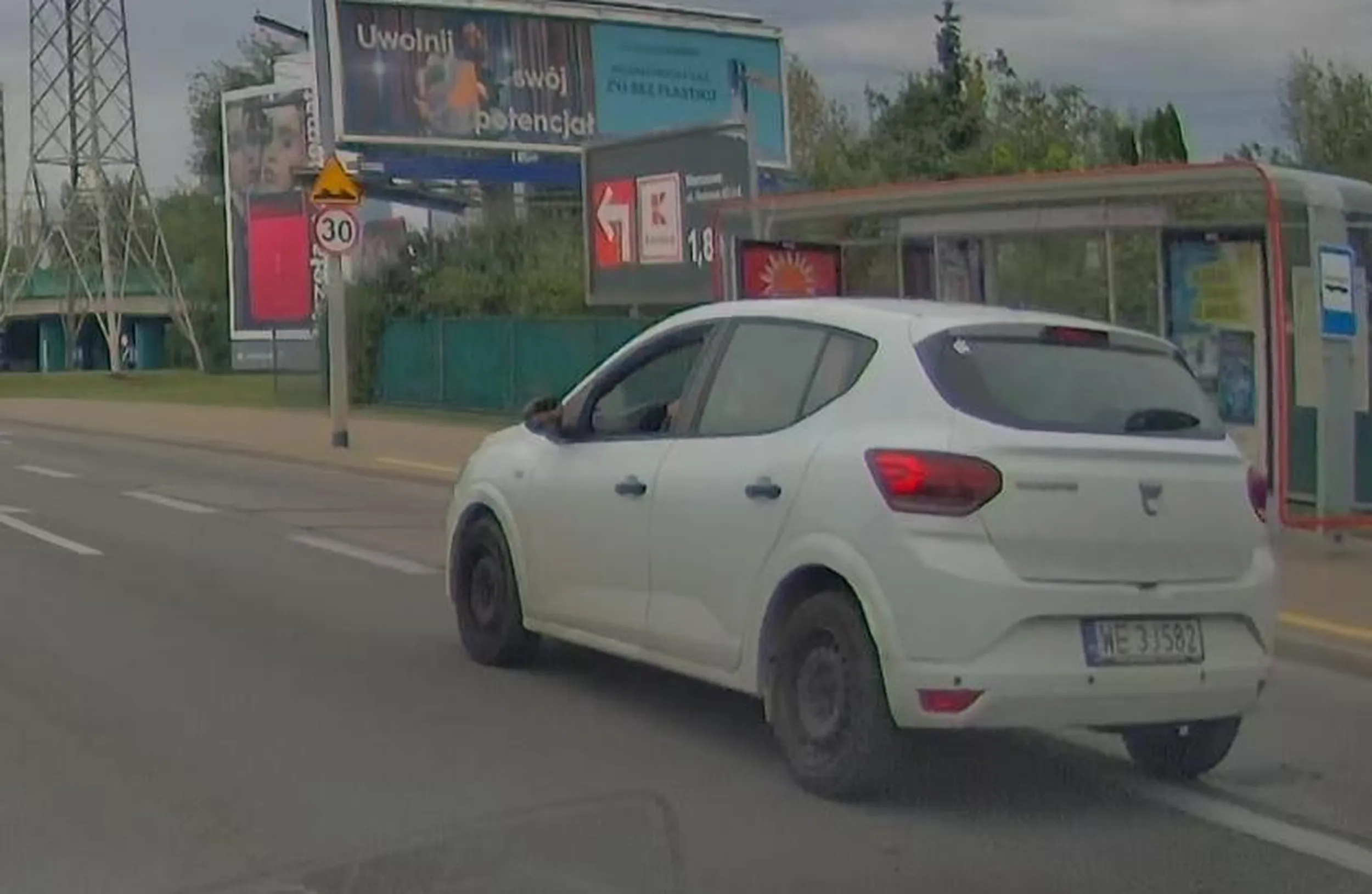 Za kierownicą przygłup siedzący na zderzaku, do tego slalom między autami.