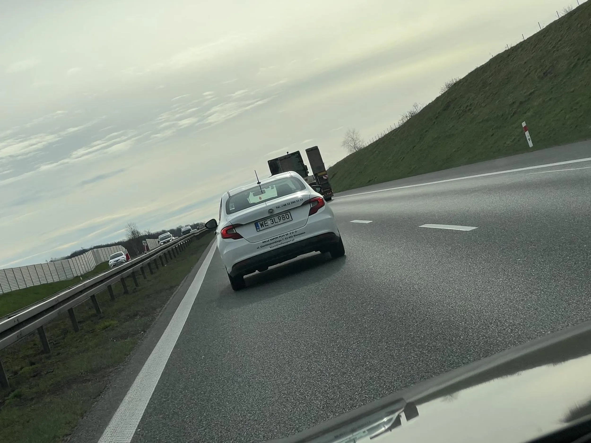 nie pozdrawiam Pani z tego samochodu ponieważ blokowała przez długi okres (30min) na autostradzie a4 wszystkim autom lewy pas, kilka aut trabilo i bez skutku, jak się okazało w końcu po wyminieciu tej o to  Pani ręce i  jej wzrok były zajęte pasażerem.  Najprawdopodobniej pomyliły się jej dźwignie zmiany biegów. Nigdy jeszcze nikomu nie pisałam tutaj komentarza a mam prawo jazdy już 10 lat i nikt mnie jeszcze nigdy tak nie zdenerwował, nie do wiary ze tacy ludzie istnieją. Karma wraca. Wszystkiego dobrego, J.