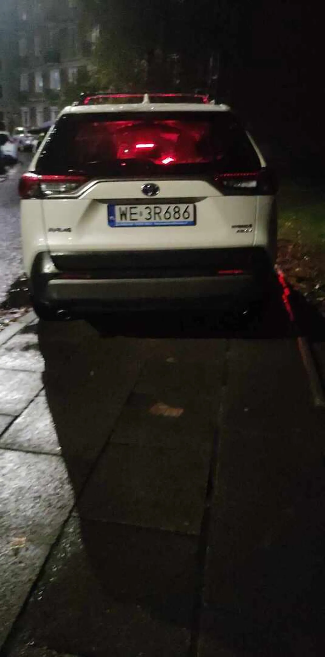 Nie ma to jak stanąć na całym chodniku i nie dać ludziom przejść ? Na przyszłość radzę pomyśleć 2 razy lub będzie konieczność wezwania blokadziarzy. Ps. W tym miejscu jest zakaz parkowania :))