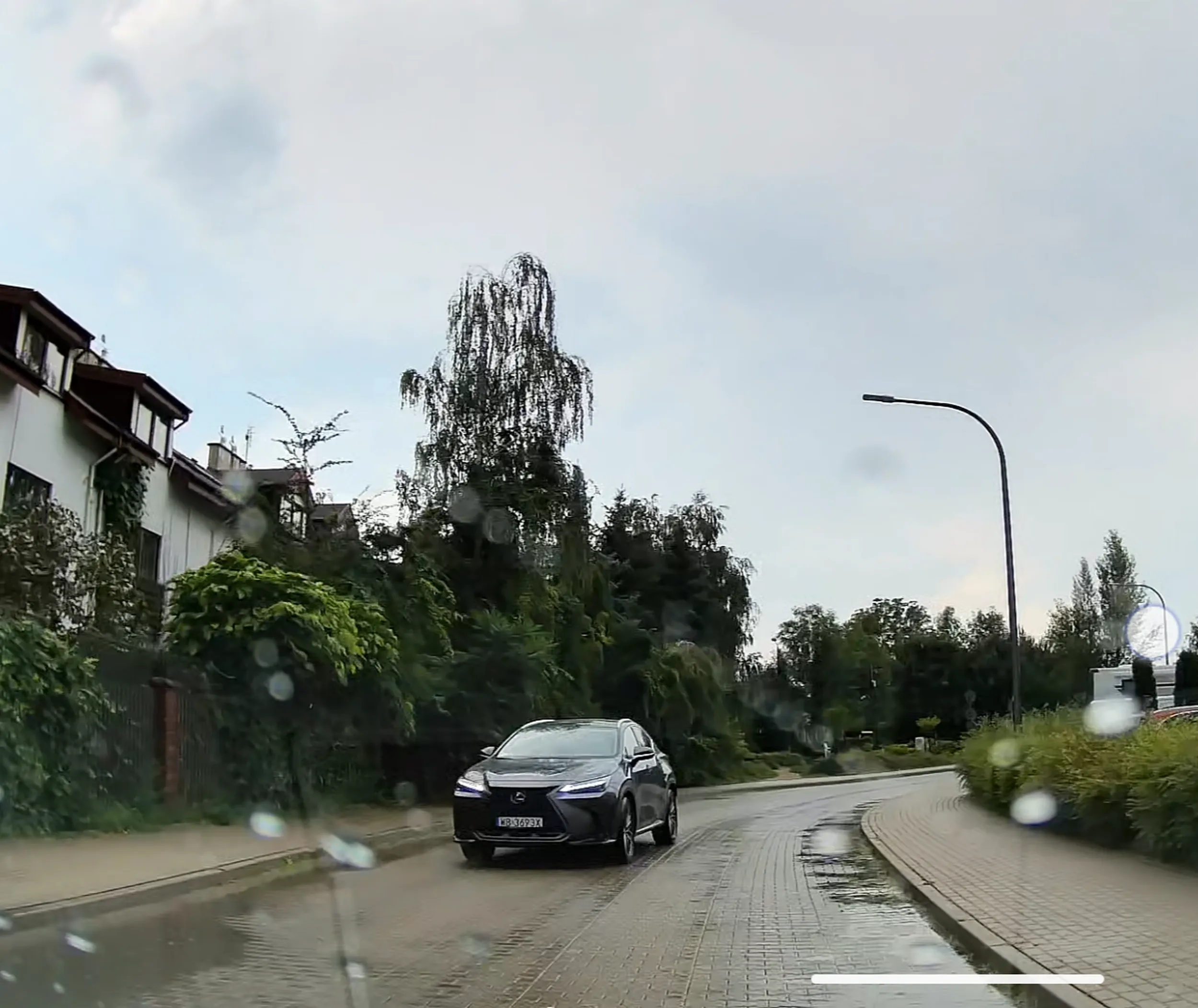 Ścina zakręty nie zostawiając miejsca dla innych uczestników ruchu.