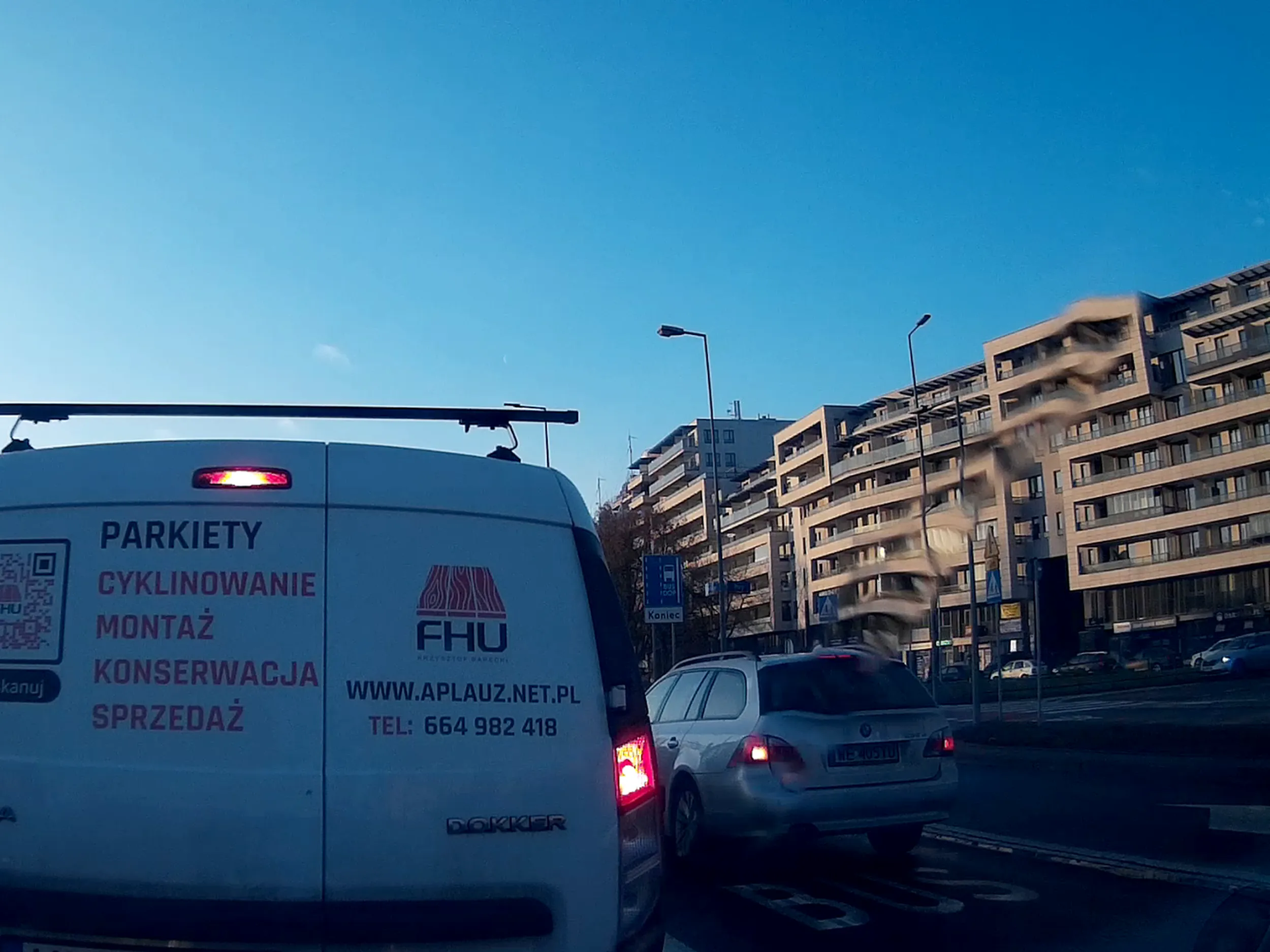 Omija korek buspasem. Aleja Sikorskiego w Warszawie.