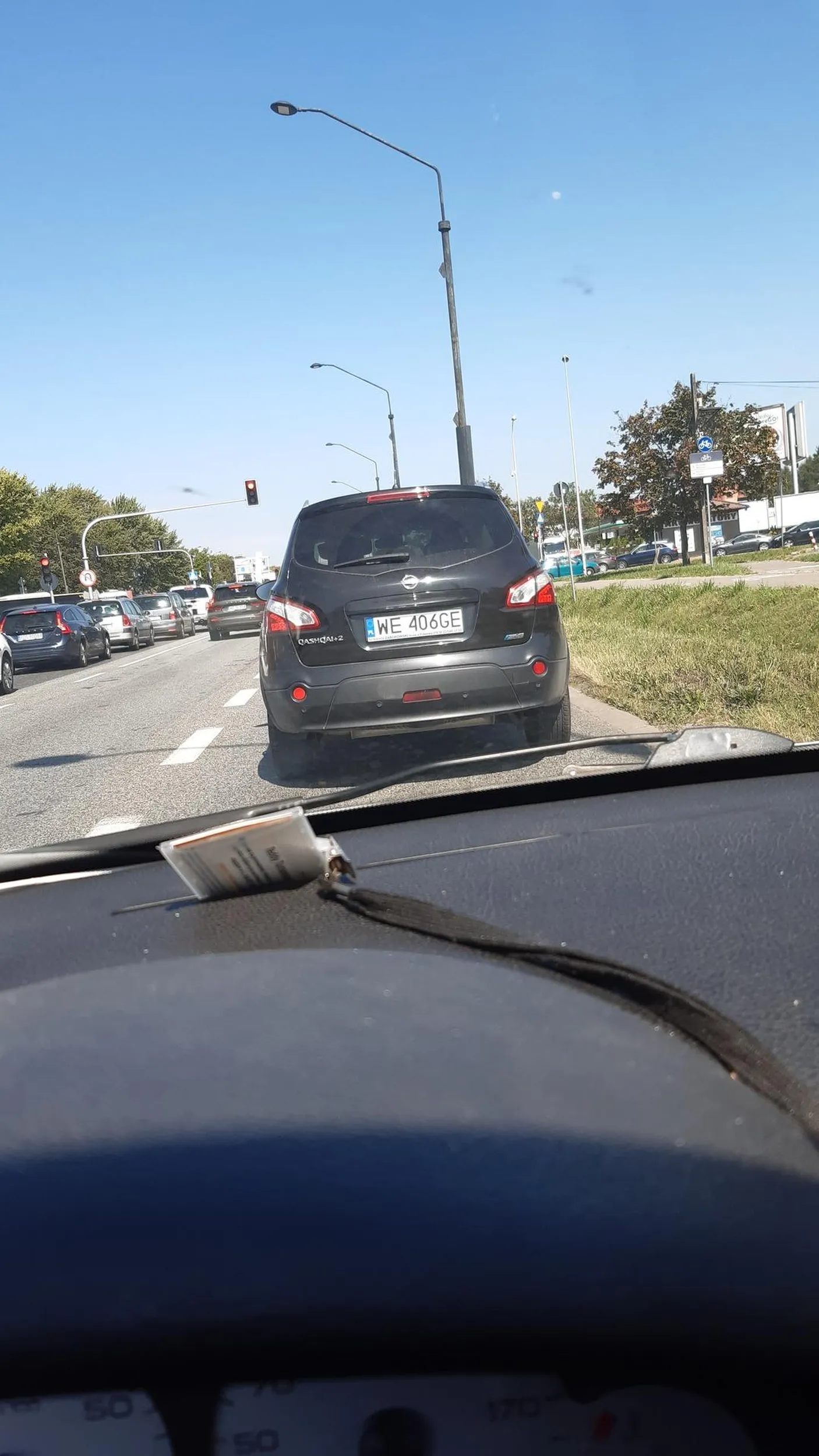 Patrz na lusterko kobieta! Nie umiesz jeździć jeszcze na lusterko nie patrzysz