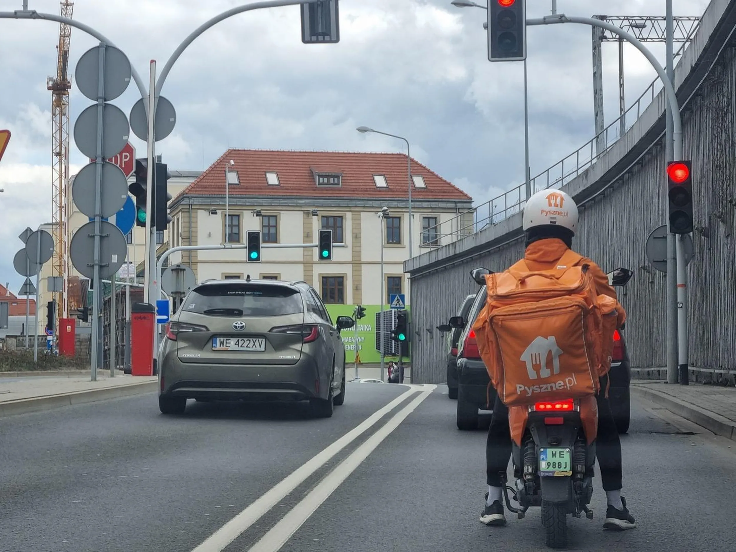 Przekracza podwójną ciągłą i ustawia się pod prąd na światłach jak gdyby nigdy nic.