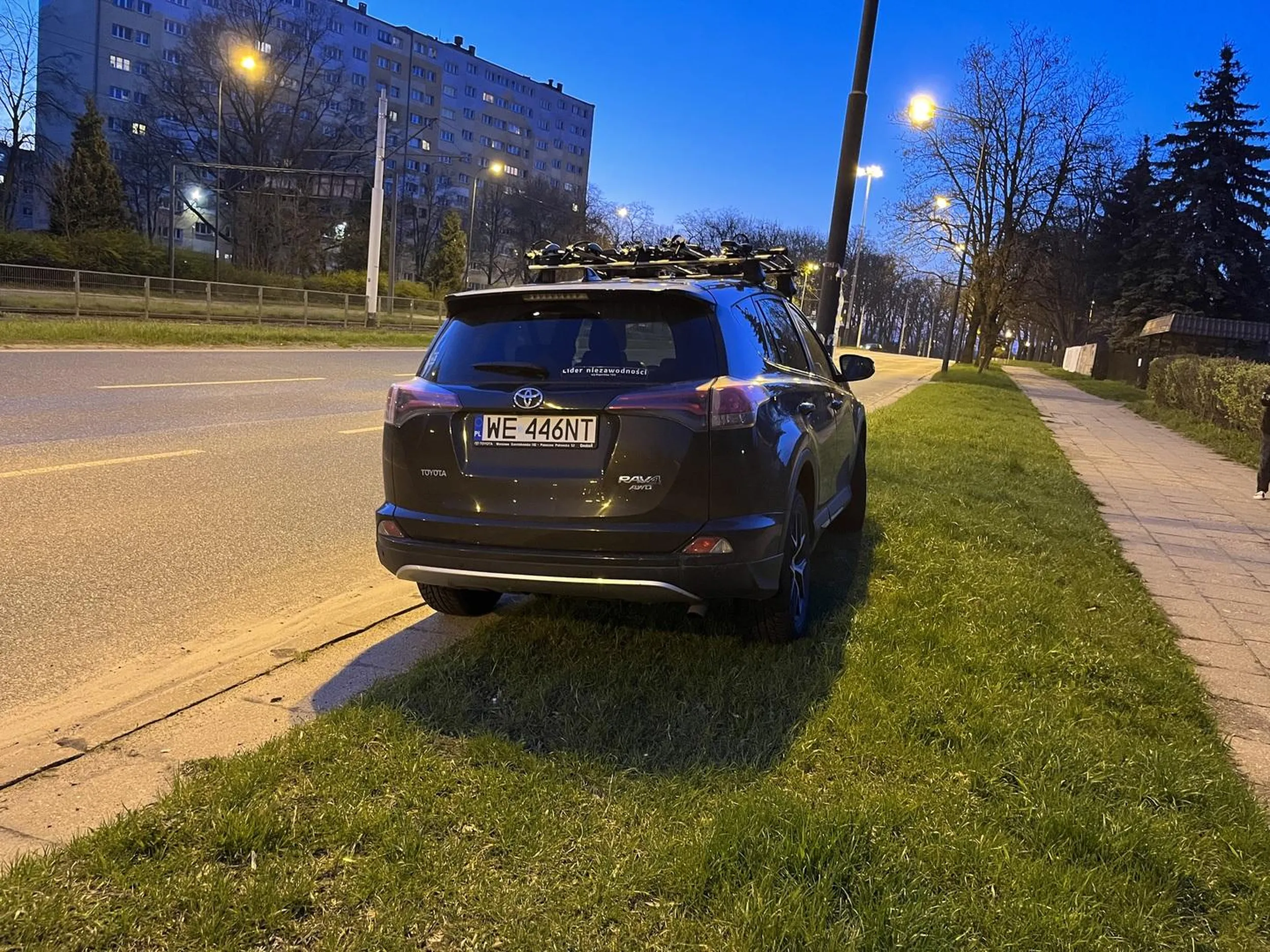 Tak się na mszę spieszył że musiał trawnik rozjechać chociaż parking był trzy metry obok.