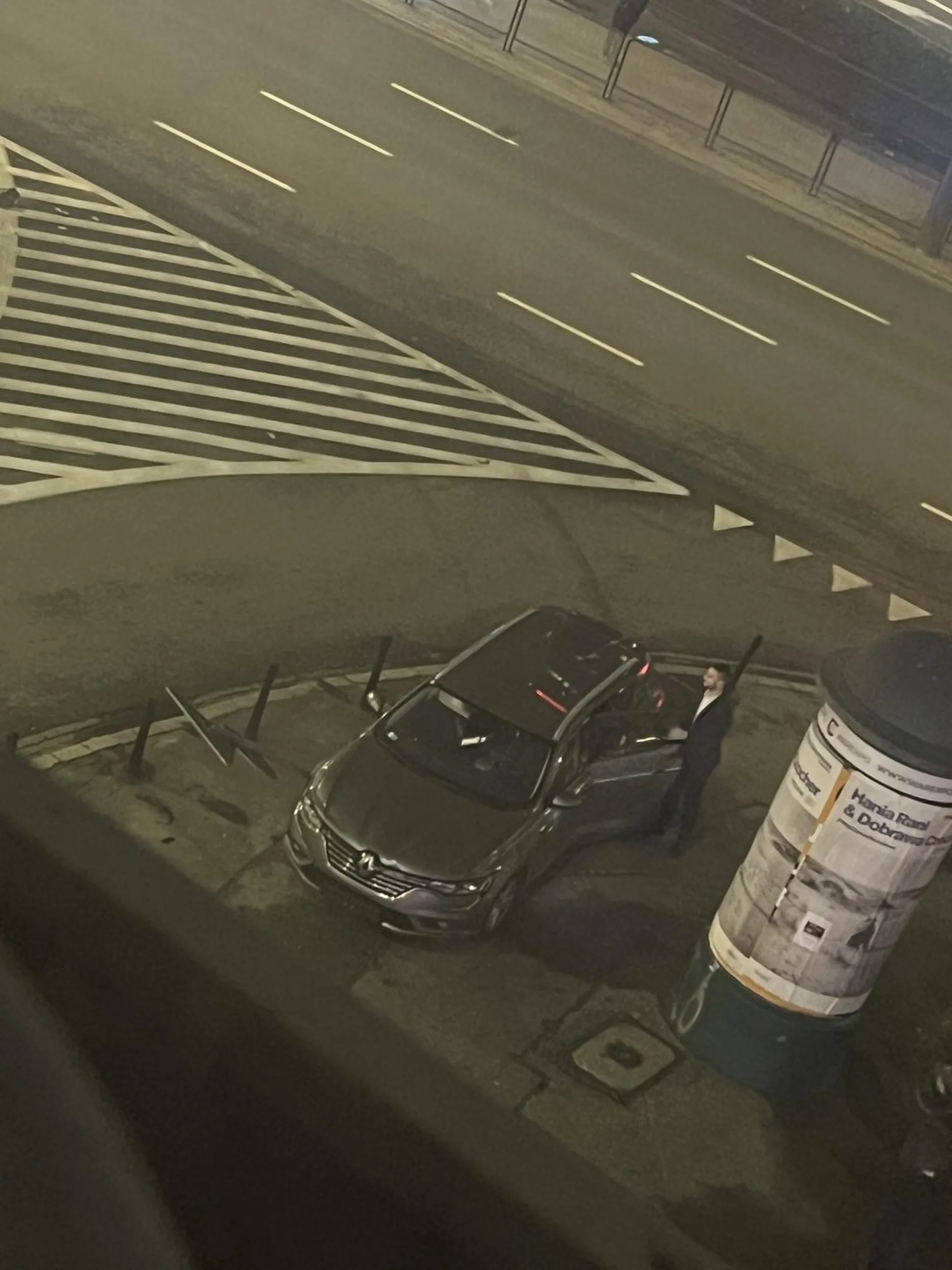 Wypadł z drogi na Alei Jana Pawła II. Staranował słupki i znak drogowy. Pozbierał części auta i odjechał