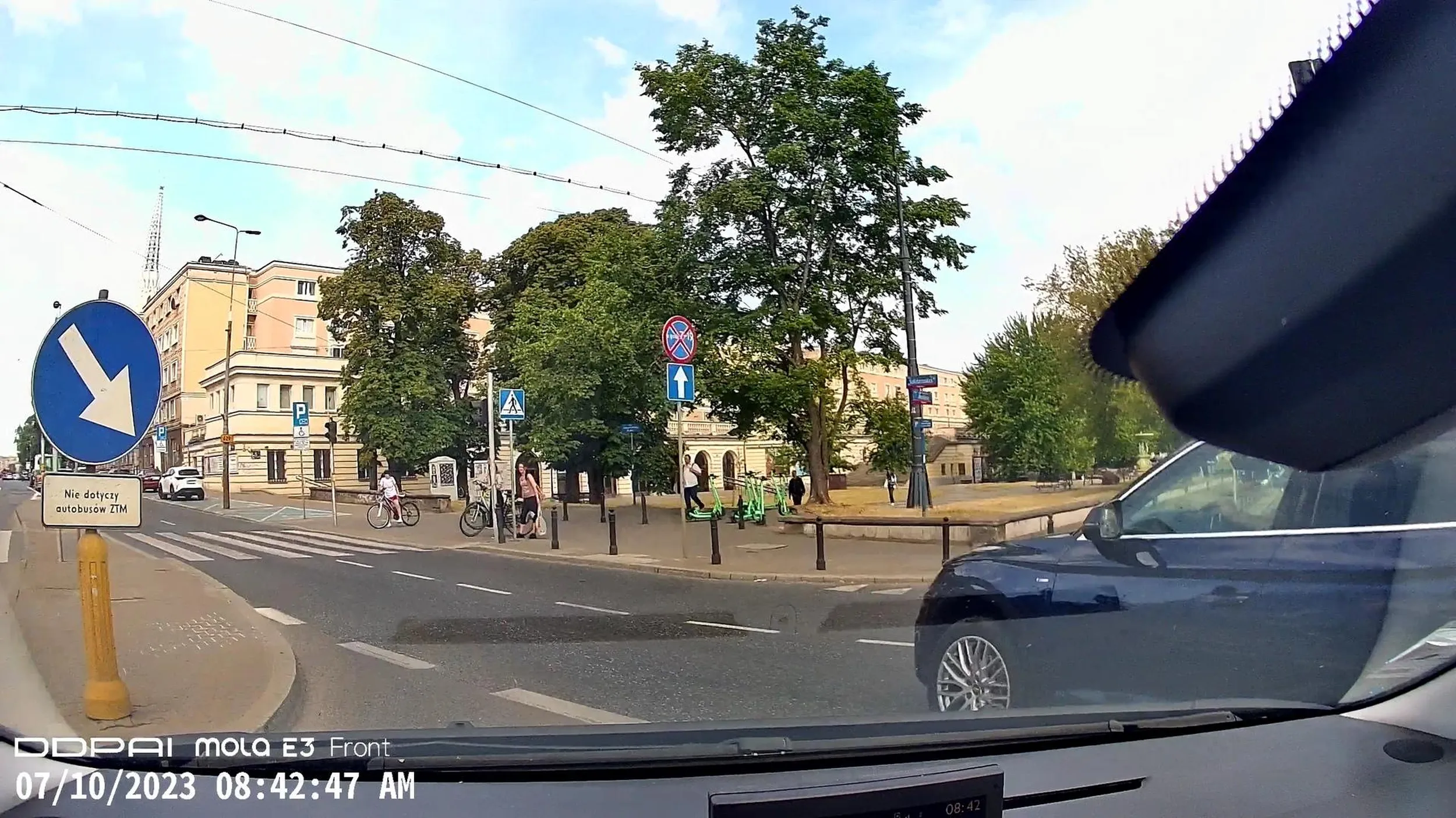 10.07.2023 godzina 0842 Warszawa, skrzyżowanie plac Bankowy / aleja Solidarności dwa pasy skrętu w lewo. Pan stał z prawej strony na pasie i ściął zakręt zmuszając mnie do zatrzymania, po czym otworzył okno i krzyczał, Kawałek dalej jechał środkowym pasem ja prawym to zajechał mi drogę i zahamował !  CHAM ! UWAGA na niego. Oczywiście mam film z kamerki .