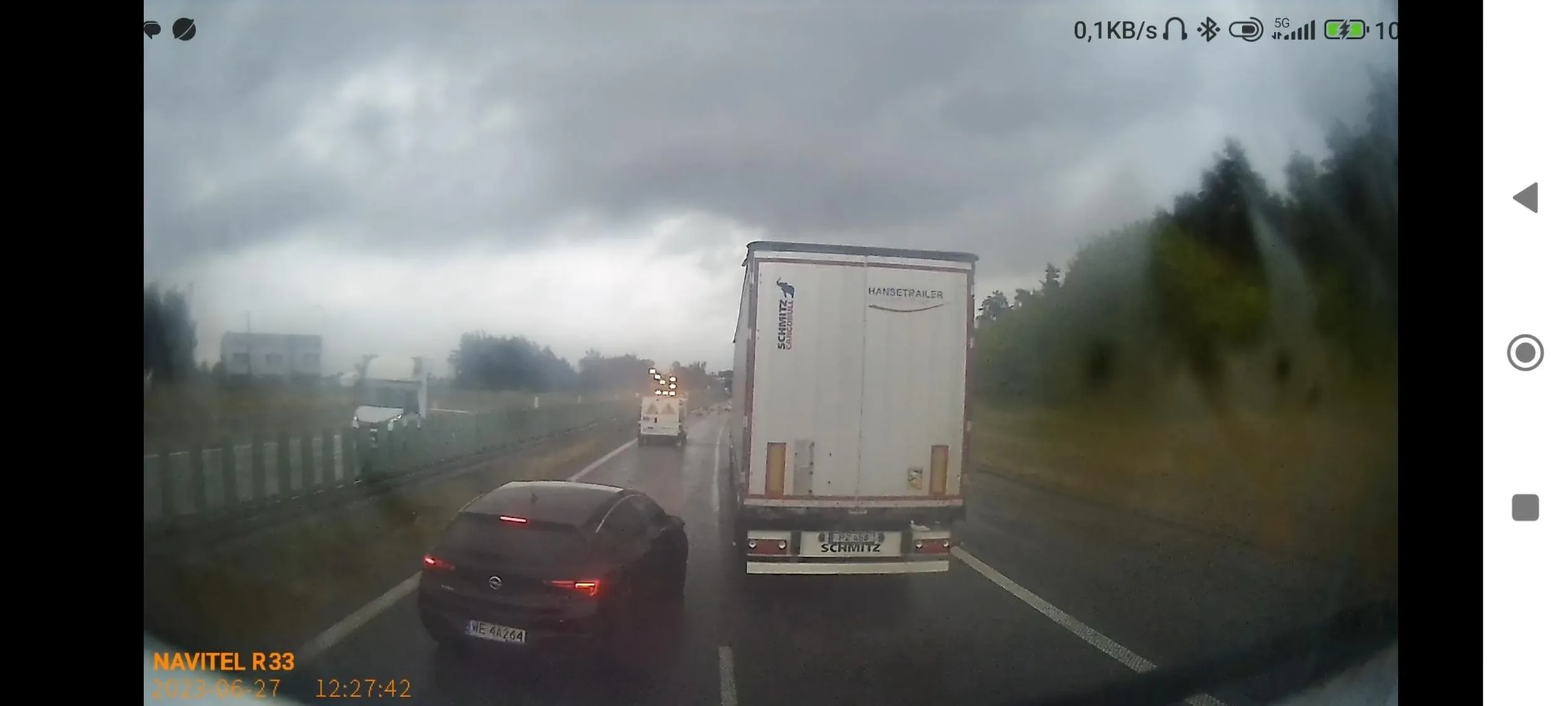 Burak ze stolicy w kierunku Białegostoku pchać się na ryj i  do tego nagrywać. Spokojnie gościu filmik z kamery leci na policje.