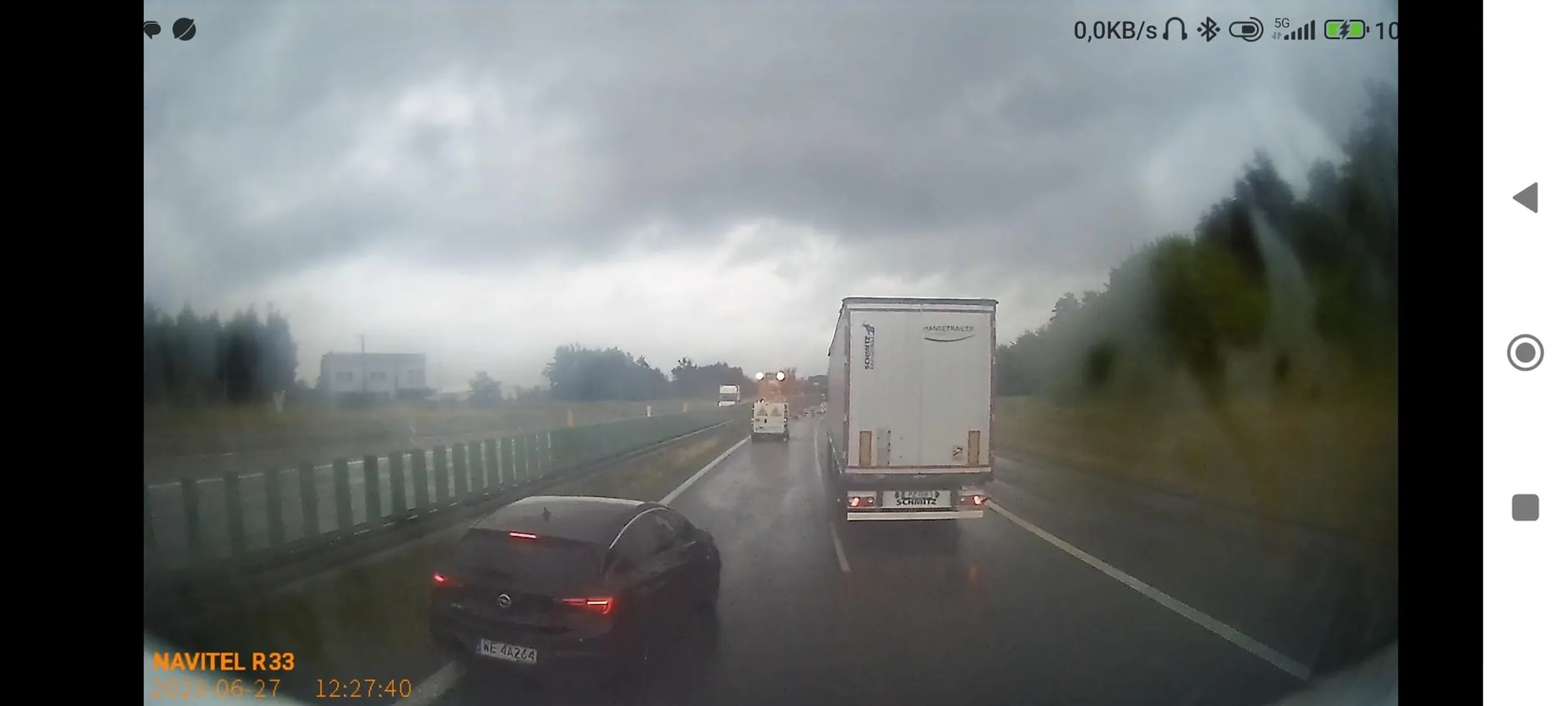 Burak ze stolicy w kierunku Białegostoku pchać się na ryj i  do tego nagrywać. Spokojnie gościu filmik z kamery leci na policje.