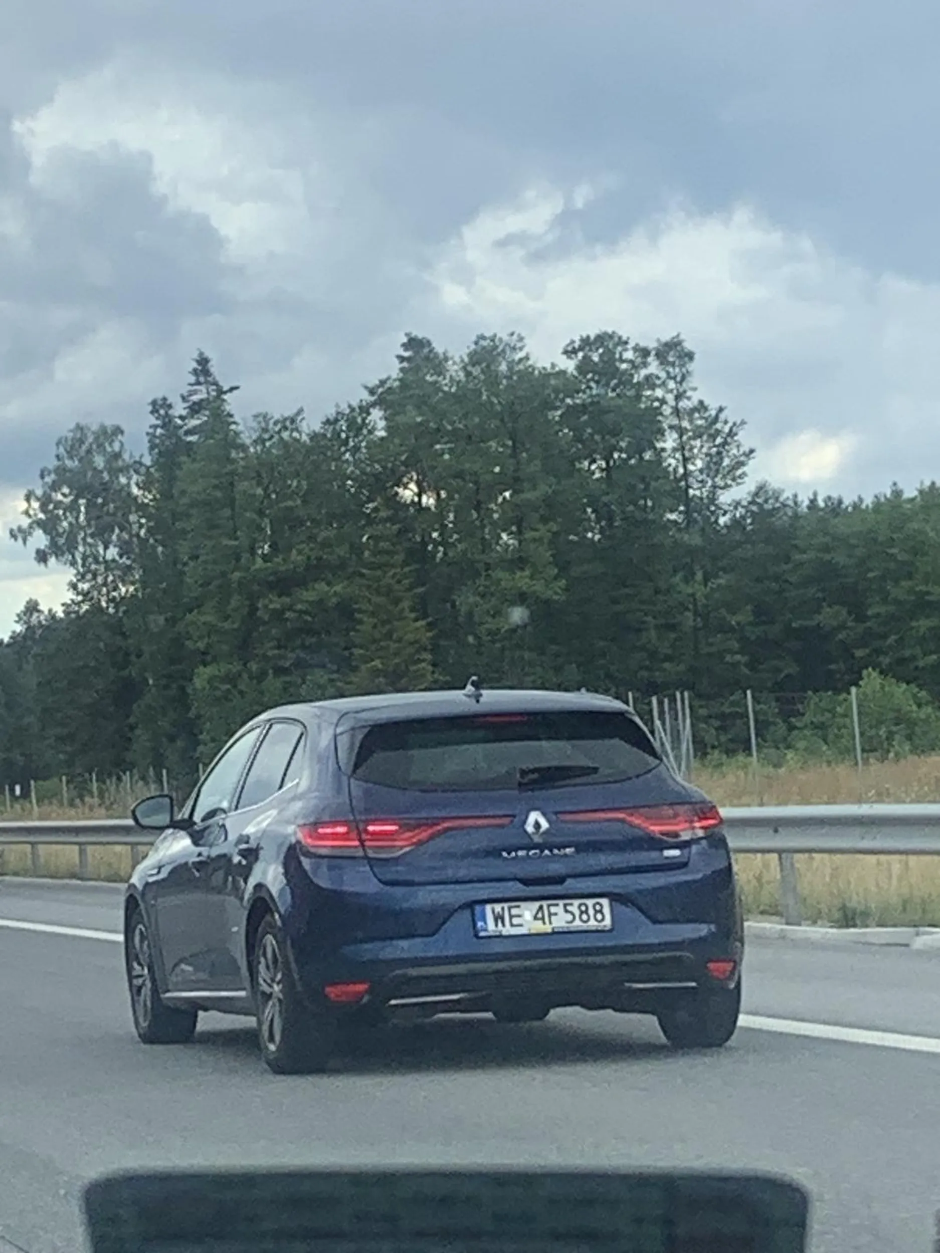 Skurwiel przy pustym lewym pasie jedzie za mną środkiem, napierdala długimi i trąbi kutas