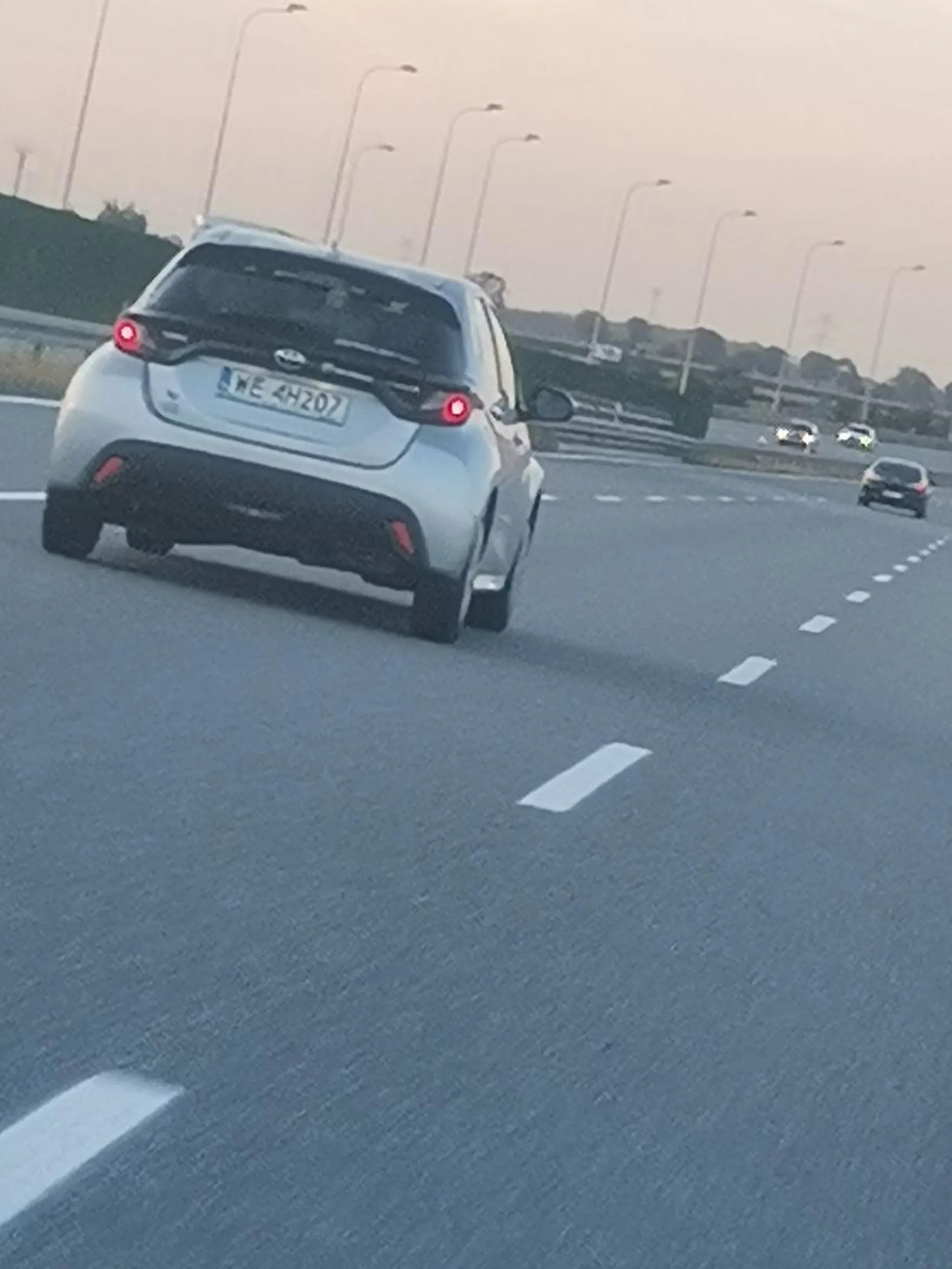 Księżniczka całą A1 w stronę Łodzi jechała sobie środeczkiem, nie przeszkadzały jej samochody mijające ją prawym pasem. Później zmieniła pas na skrajnie lewy.