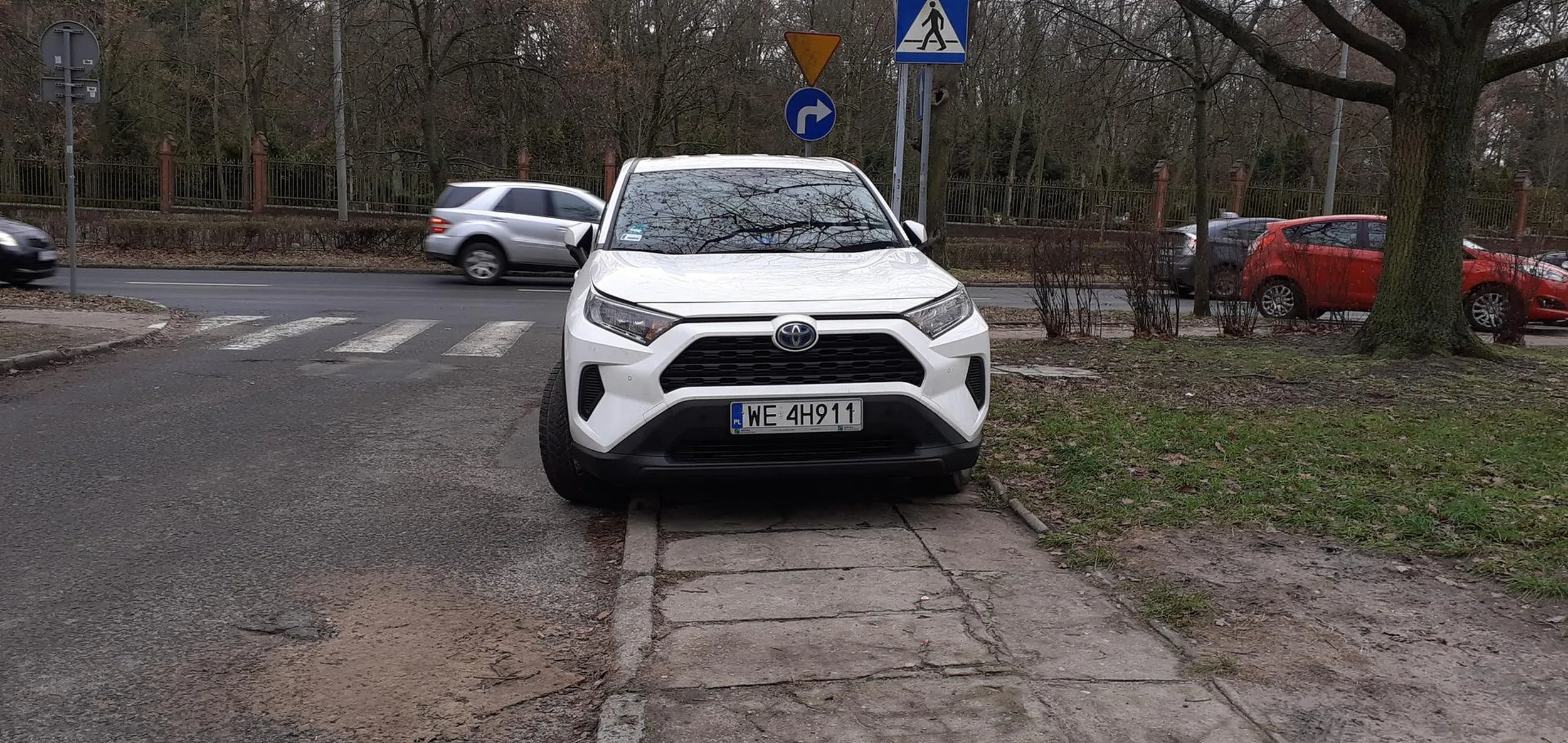 To trzeba być prawdziwym głąbem i burakiem aby tak zaparkować. Patologia drogowa. Za ładny masz lakier widocznie.