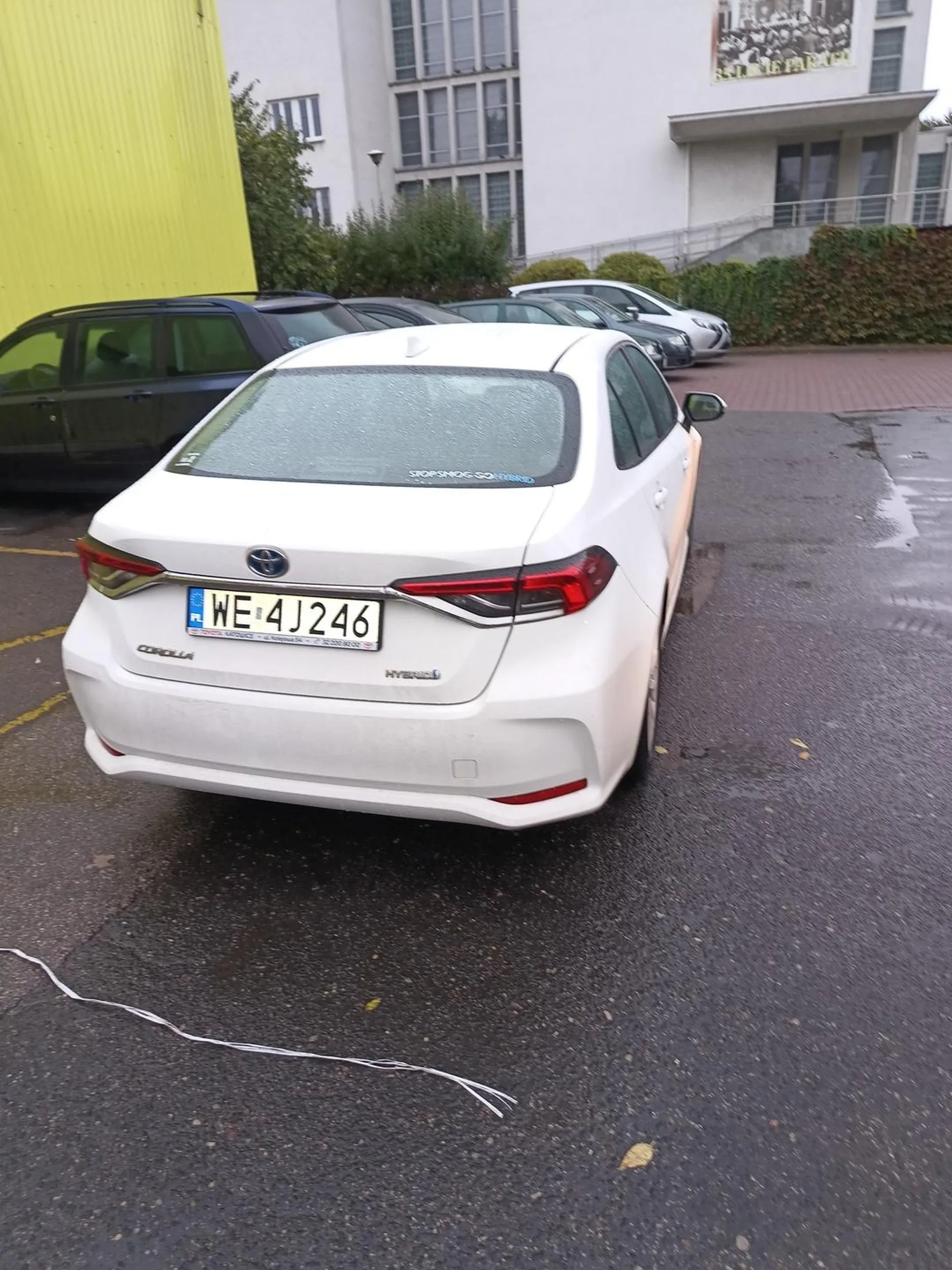 Właściciel zastawia autem wyjazd innym kierowcom z wyznaczonych miejsc parkingowych. Czyli jest burakiem. Należy cofnąć prawo jazdy.