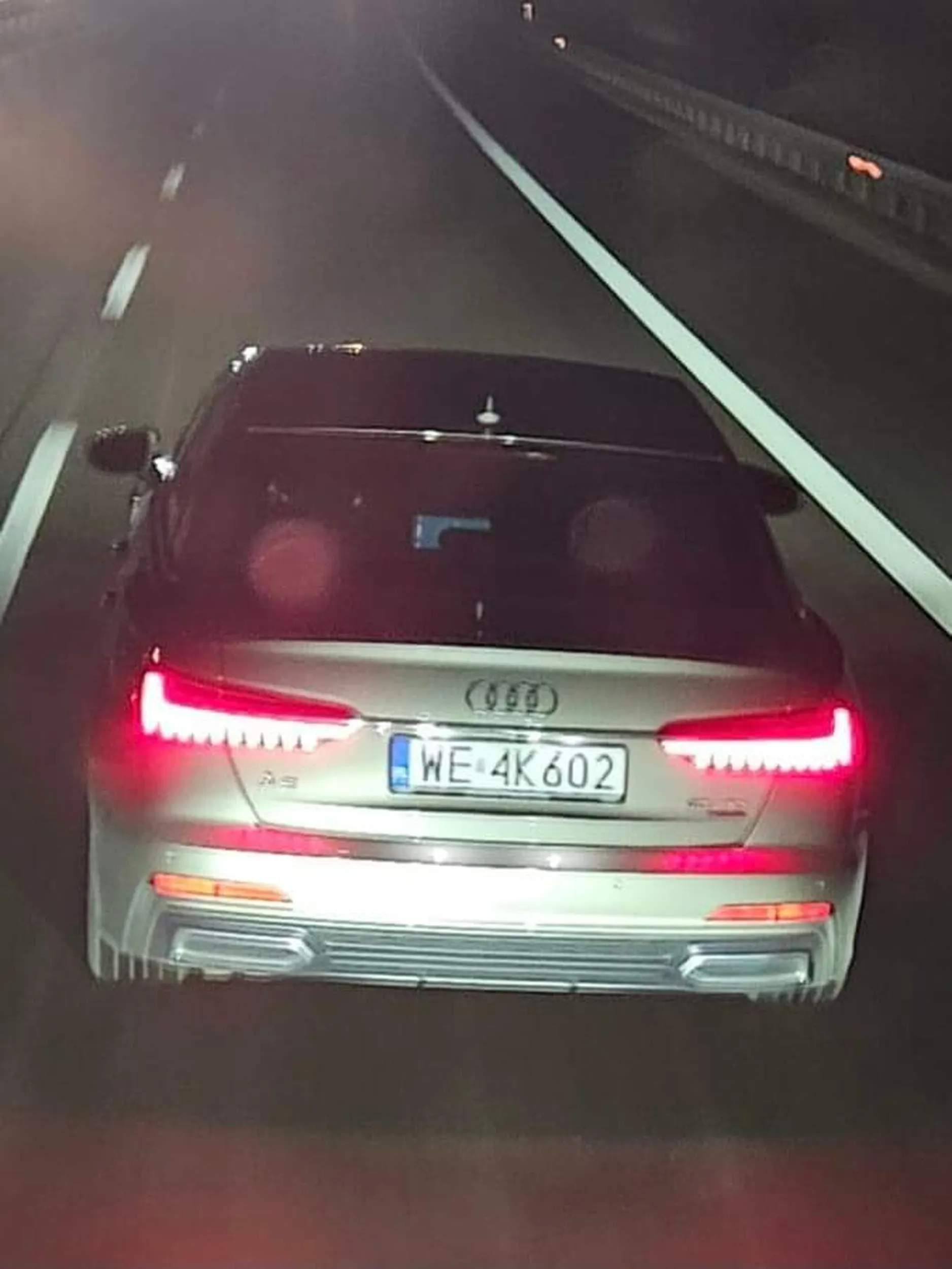 Posiadacz prawa jazdy, na autostradzie a2 w Niemczech zatrzymał prawie do zera 3 ciężarówki, niestety musiałem się zniżyć to jego zerowej inteligencji i zahamować. Mam wszystko nagrane, sprawa jest już u niemieckiej policji kierowca odpowie za uszkodzenia palet o łącznej wartości 43 tysięcy euro. Nie pozdrawiam posiadacza prawa jazdy.