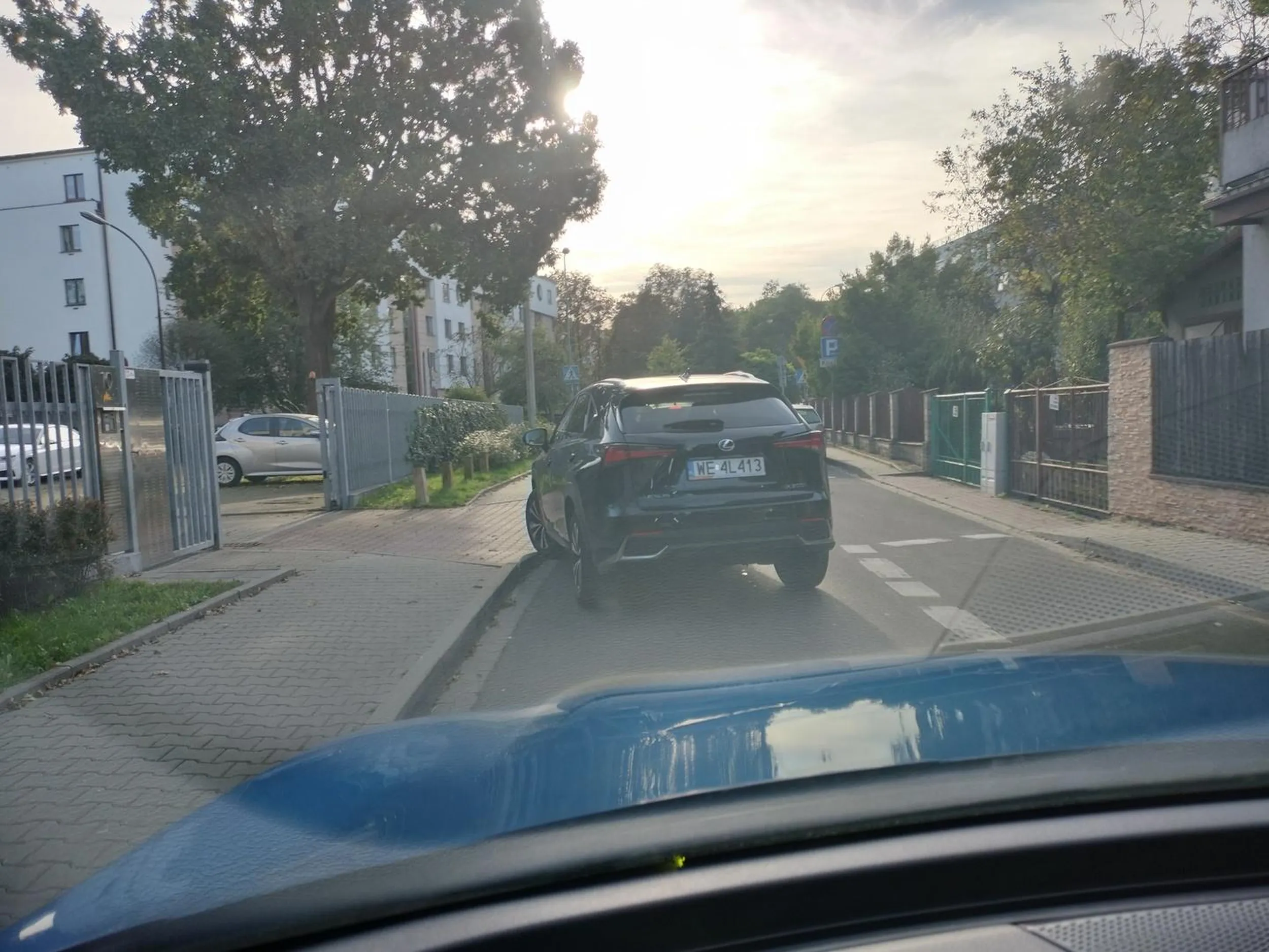 Zajechała drogę zmuszając mnie do awaryjnego hamowania (wyjechała z drogi wewnętrznej bez widoczności na główną nie zatrzymując się celem upewnienia się o możliwości włączenia do ruchu) w poprzek stanęła, popatrzyła, nie przeprosiła i pojechała dalej. W korku na osiedlowej kawałek dalej podszedłem do i zapytałem dlaczego stworzyła tak niebezpieczną sytuację - oszustka zaprzeczyła - na moją odpowiedź, że mam nagranie odpowiedziała śmiejąc się, że "to nie było specjalnie" Sytuacja miała miejsce w Krakowie przy Konopnickiej, a zaparkowała na os. Podwawelskim.