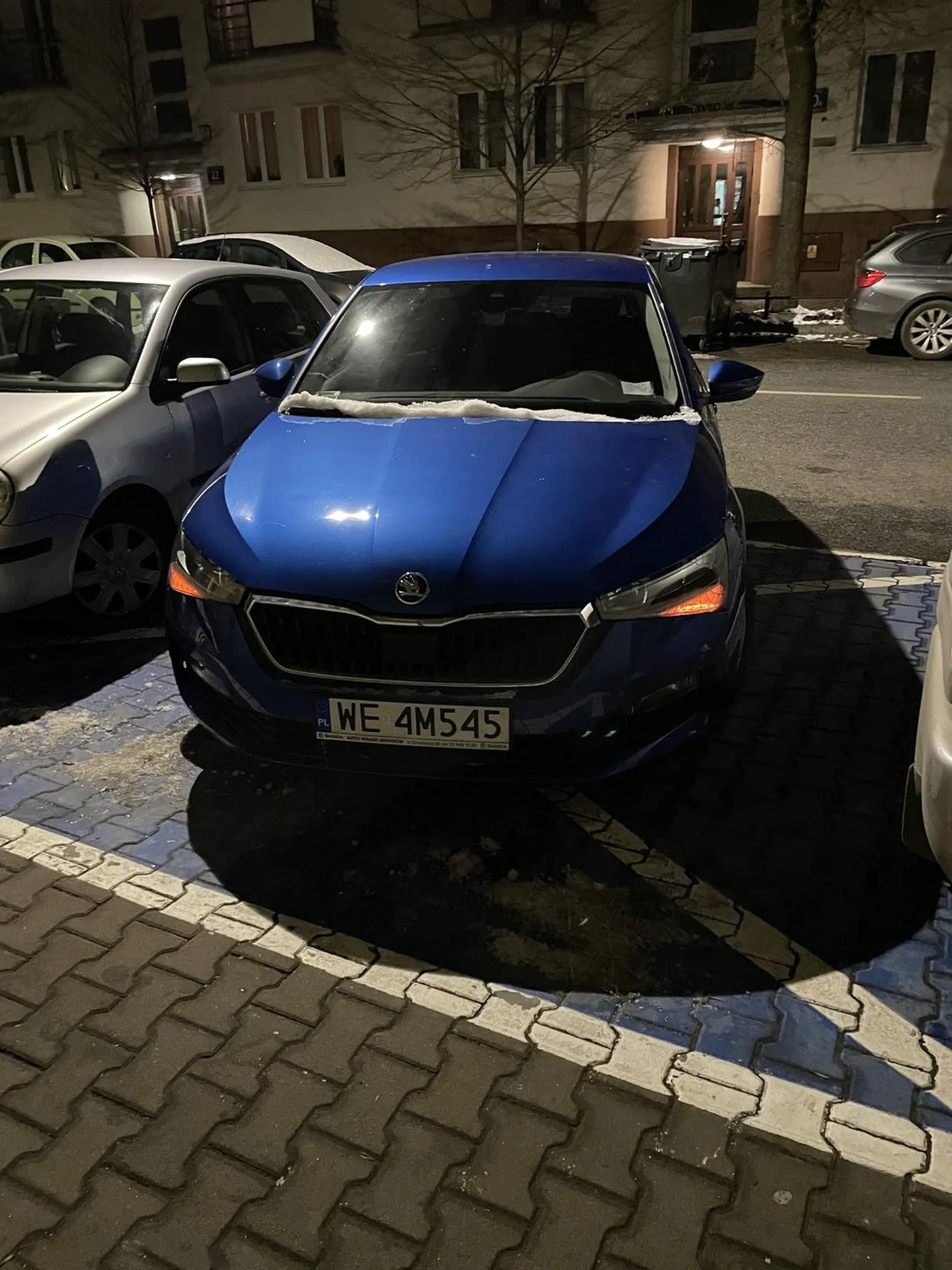 Kierowca tego pojazdu jest przekonany że używając świateł awaryjnych może parkować na miejscu dla niepełnosprawnych.