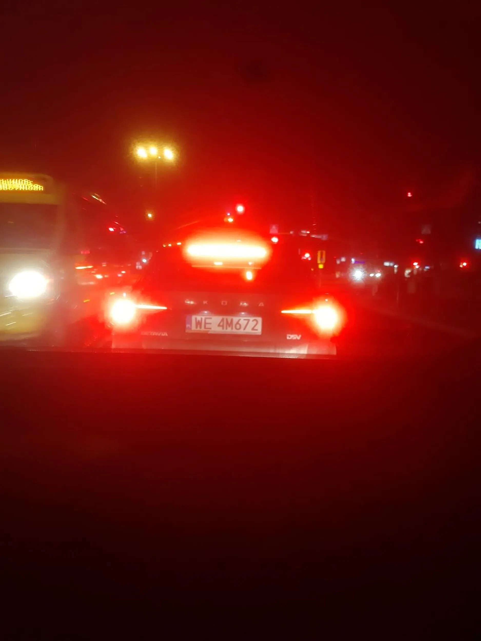 Centrum miasta. Czerwone z daleka, to wjedzie Ci przed maskę i hamuje ostro. Nie reagujesz bo widzisz blachy we, ale facet dojeżdża kolejnemu do zderzaka w centrum Gliwic 24 03 2023 r. Poganiacz pracownikus xD