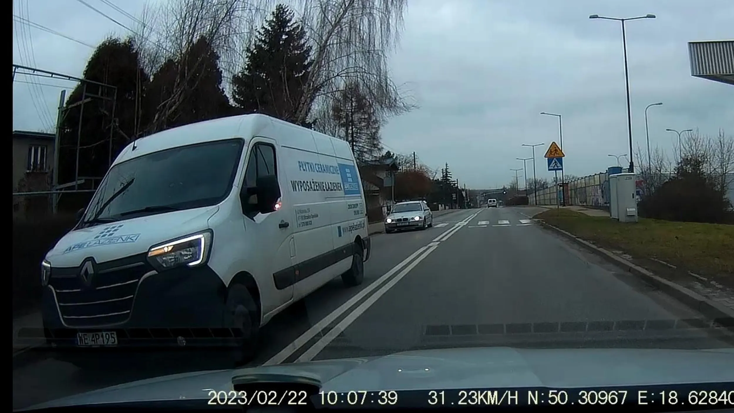 Kierowca busa PJ znalazł w czipsach? Blokuje ruch, bo chce skręcić przez podwójną ciągłą.