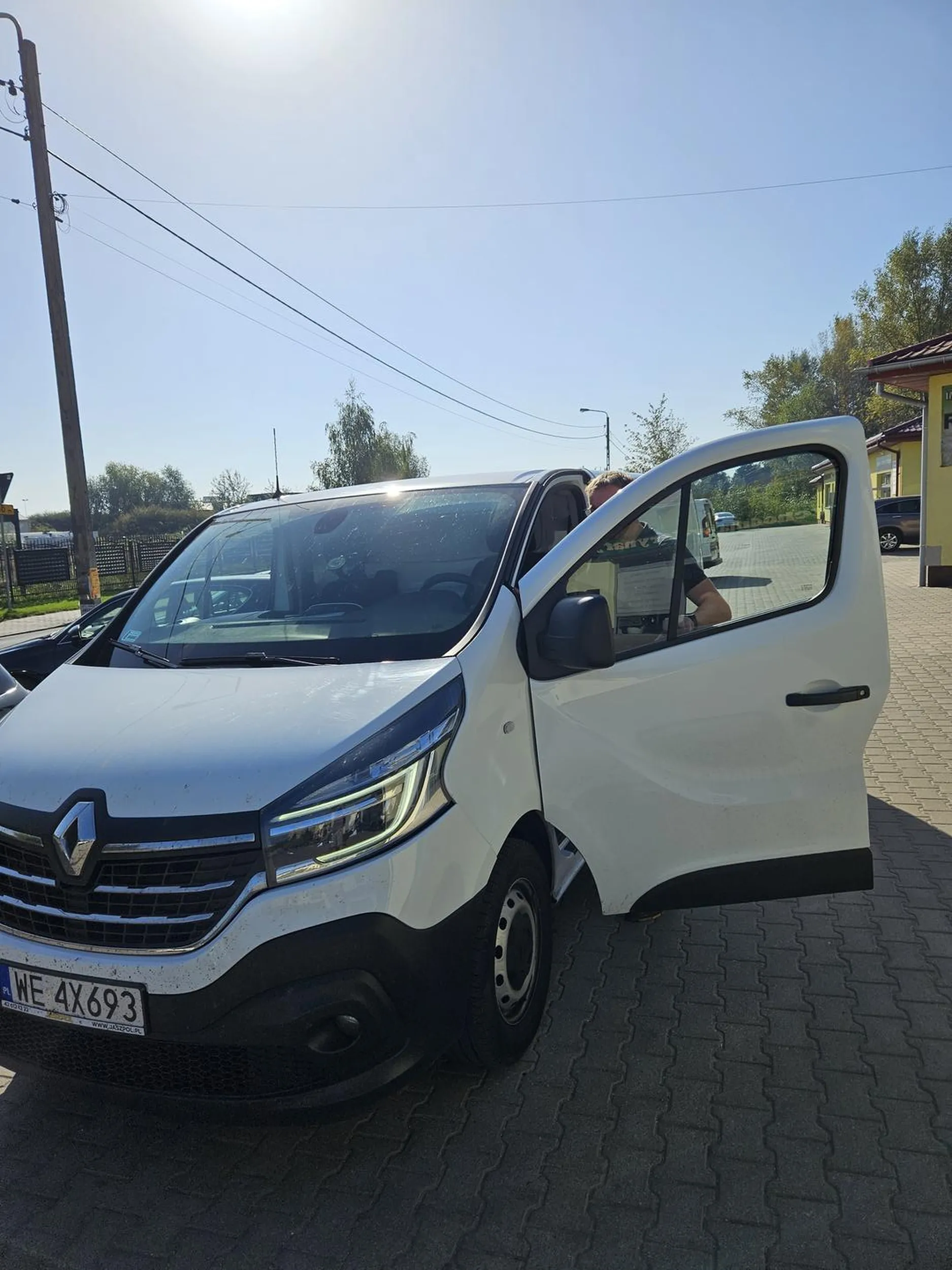 Uważajcie na tego Pana. Byłem zmuszony do hamowania na rondzie , gdy ten Pan wjechał na rondo i przez to trąbiłem. Pan chyba jest nadwrazliwiony na trabienie, że postanowił jechać za mną, żeby wściekać się na mnie. Przejechał 2 km i zatrzymał się, gdzie parkowałem. Przerażający typ.