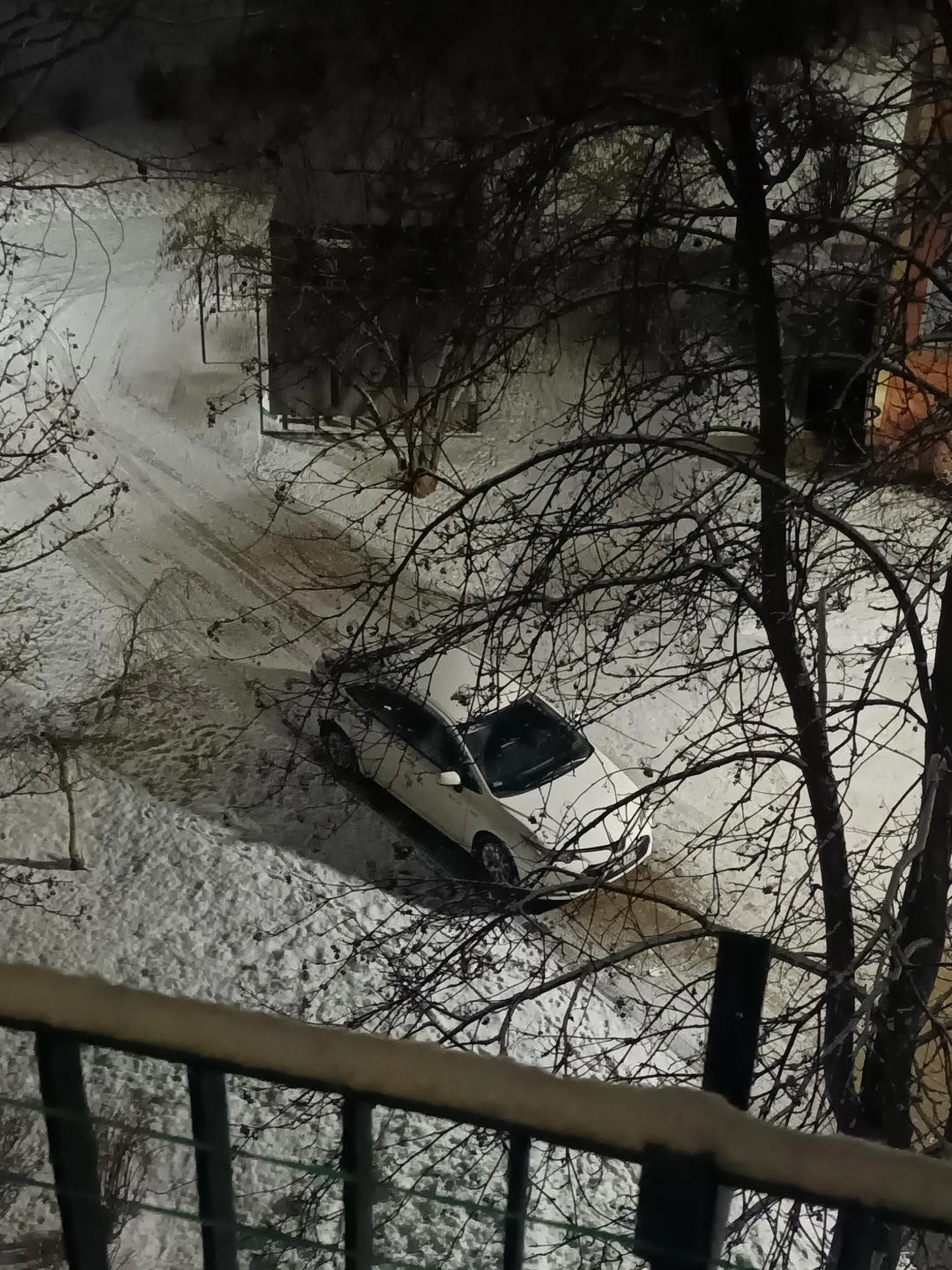 Codziennie parkuje samochodem na osiedlu na chodnikach dla ludzi,jakoś każdy potrafi sobie znaleźć miejsce parkingowe na parkingach tylko nie ON, PROSTAK!Jak stac go na najnowsza toyotę to niech sobie kupi miejsce parkingowe a nie staje pod samym wejściem do klatki..kretyn