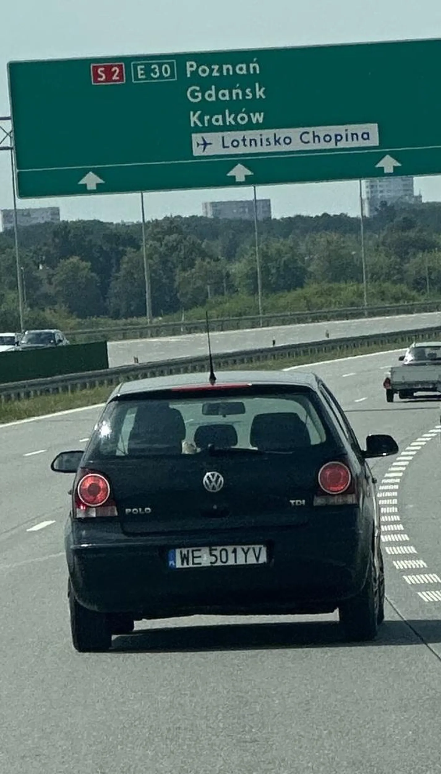 Podczas jazdy odpadło mu lusterko (prosto na mój samochód).  Kierowca niewzruszony.