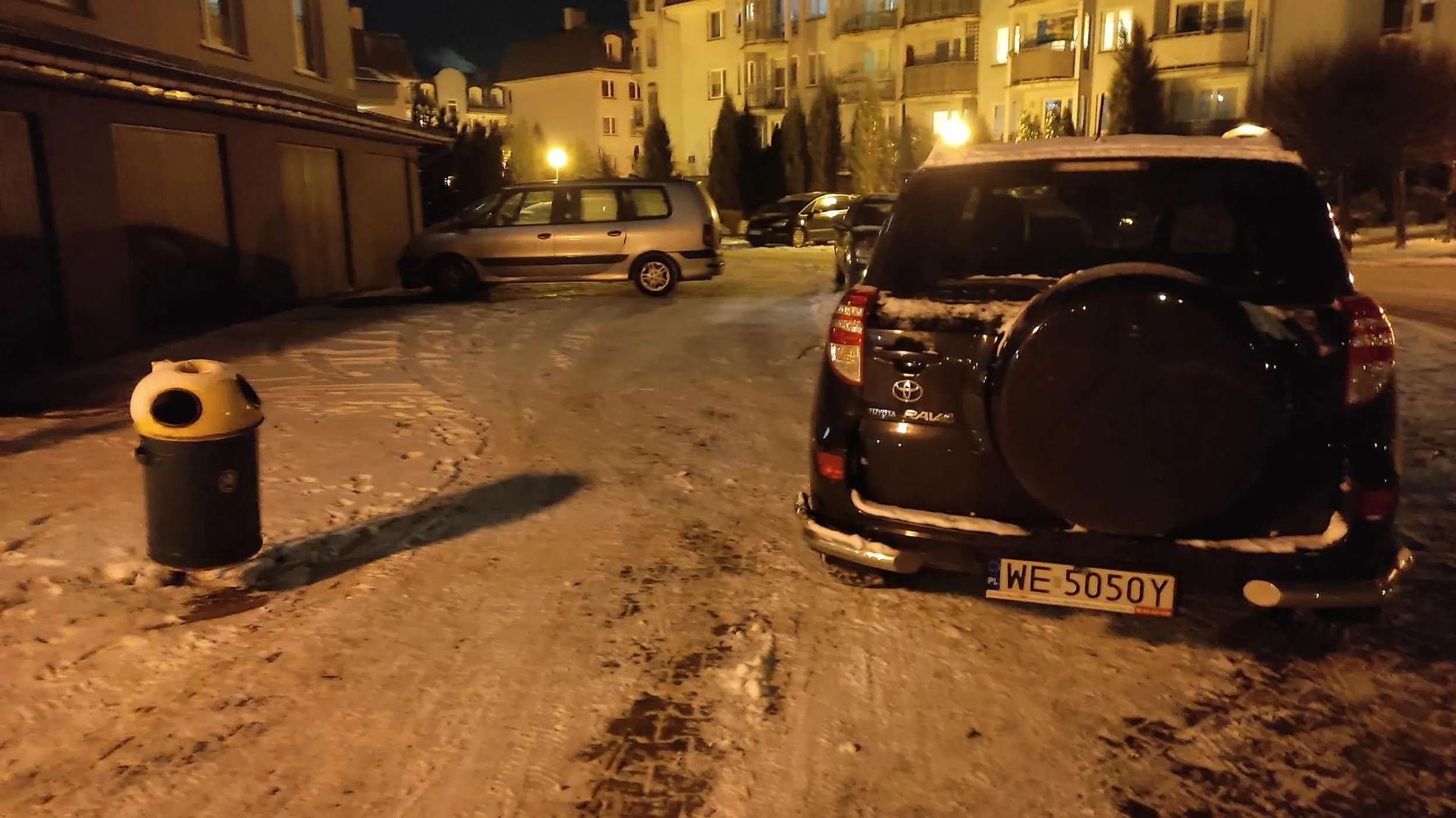 Kretyn zastawia drogę dojazdową do garaży.