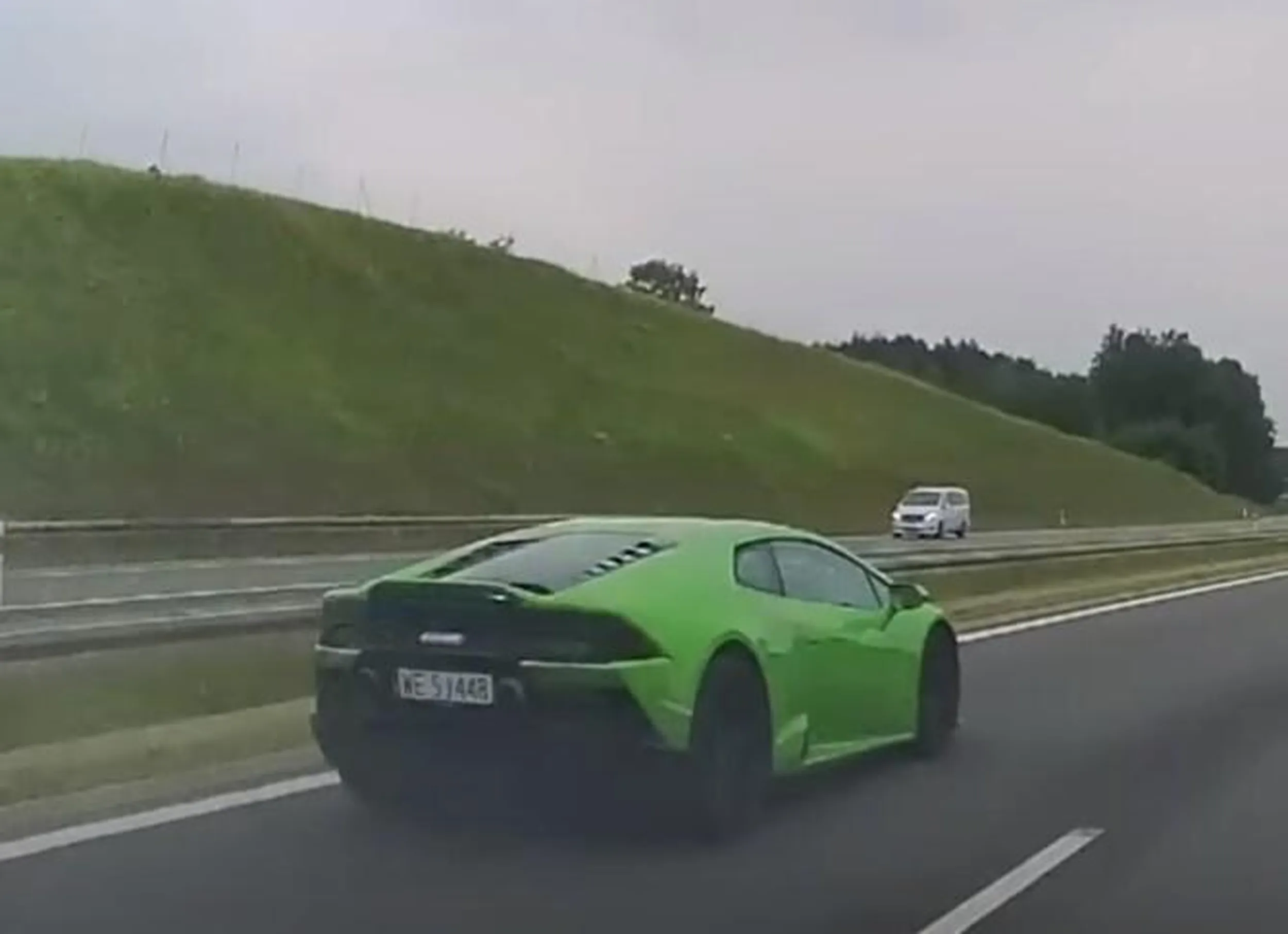 Wariat w Lambo juz trzeci raz wyprzedza poboczem