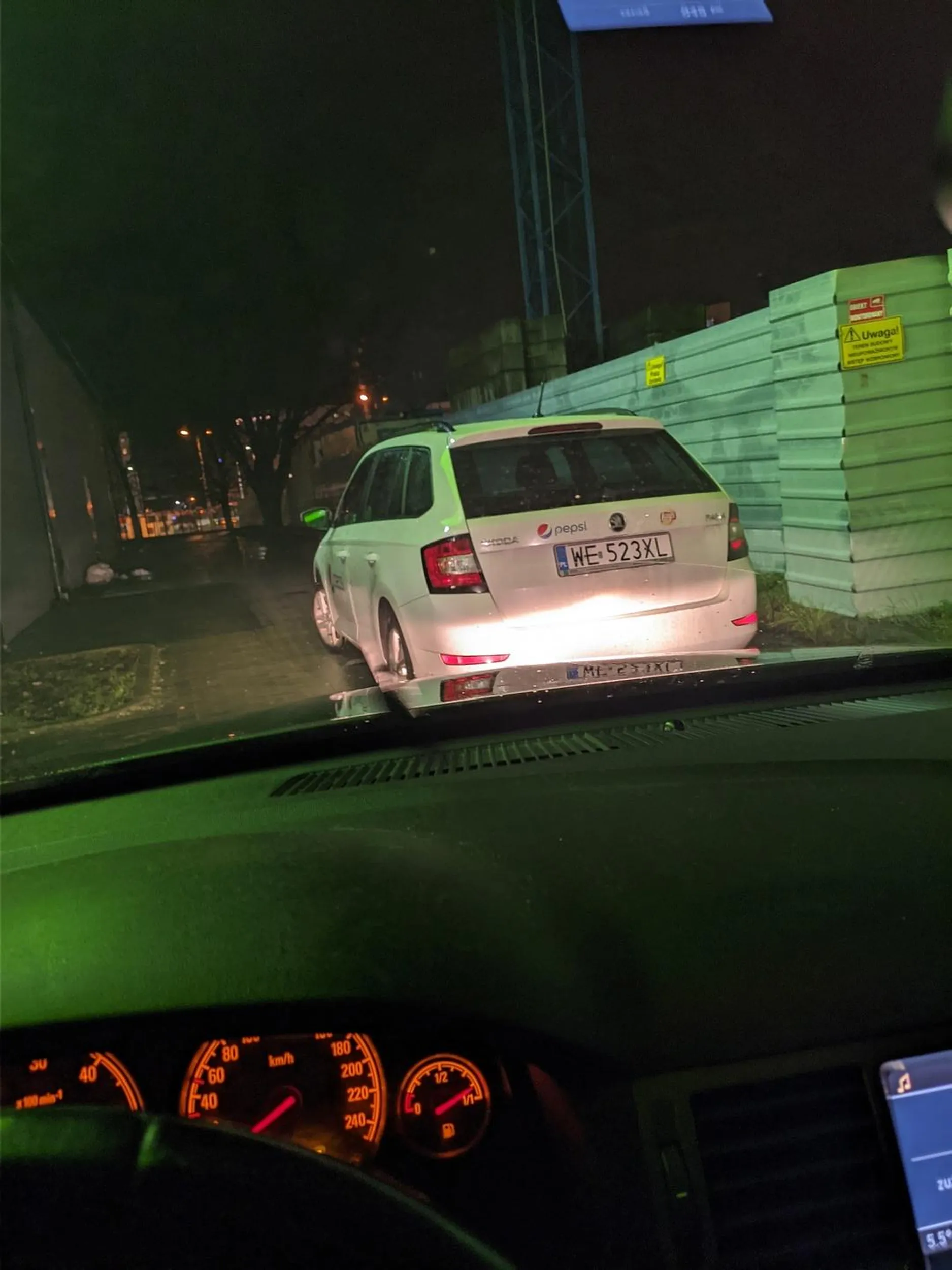 Nie ma to jak zablokować przejazd :)