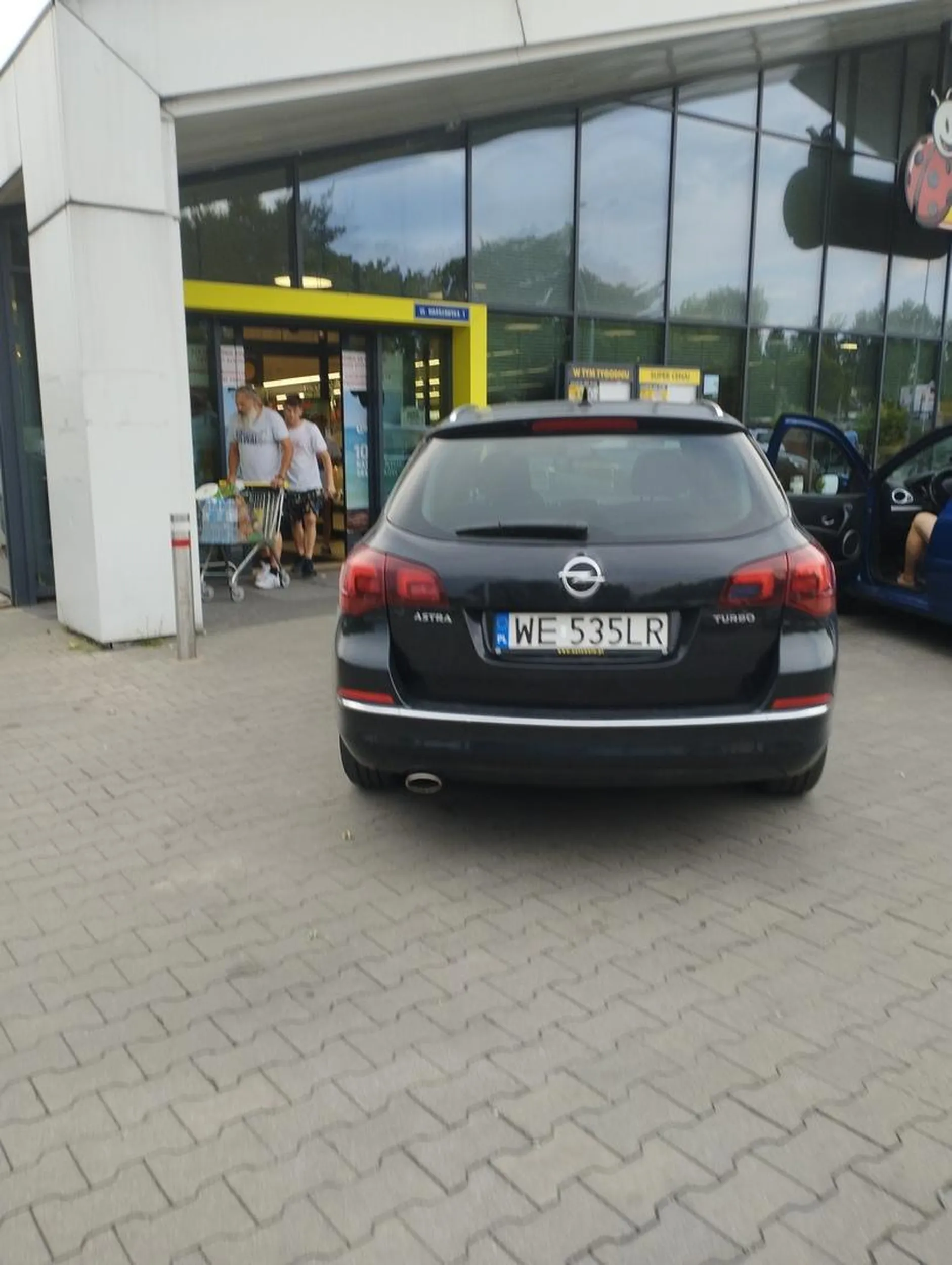 Jak już potrzebujesz mieć tak blisko na zakupy to dlaczego nie wjedziesz do środka ? :)