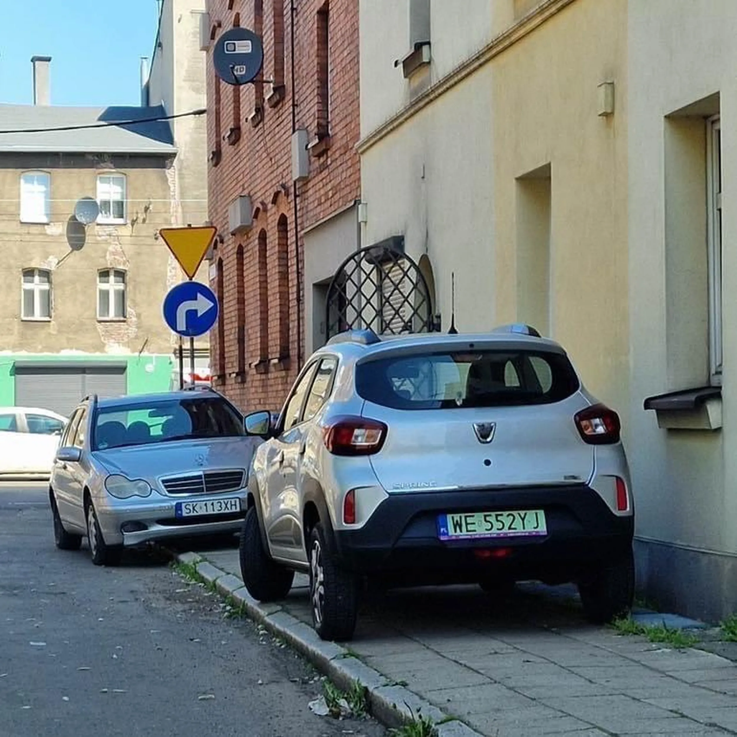 Jełop zaparkował na całym chodniku