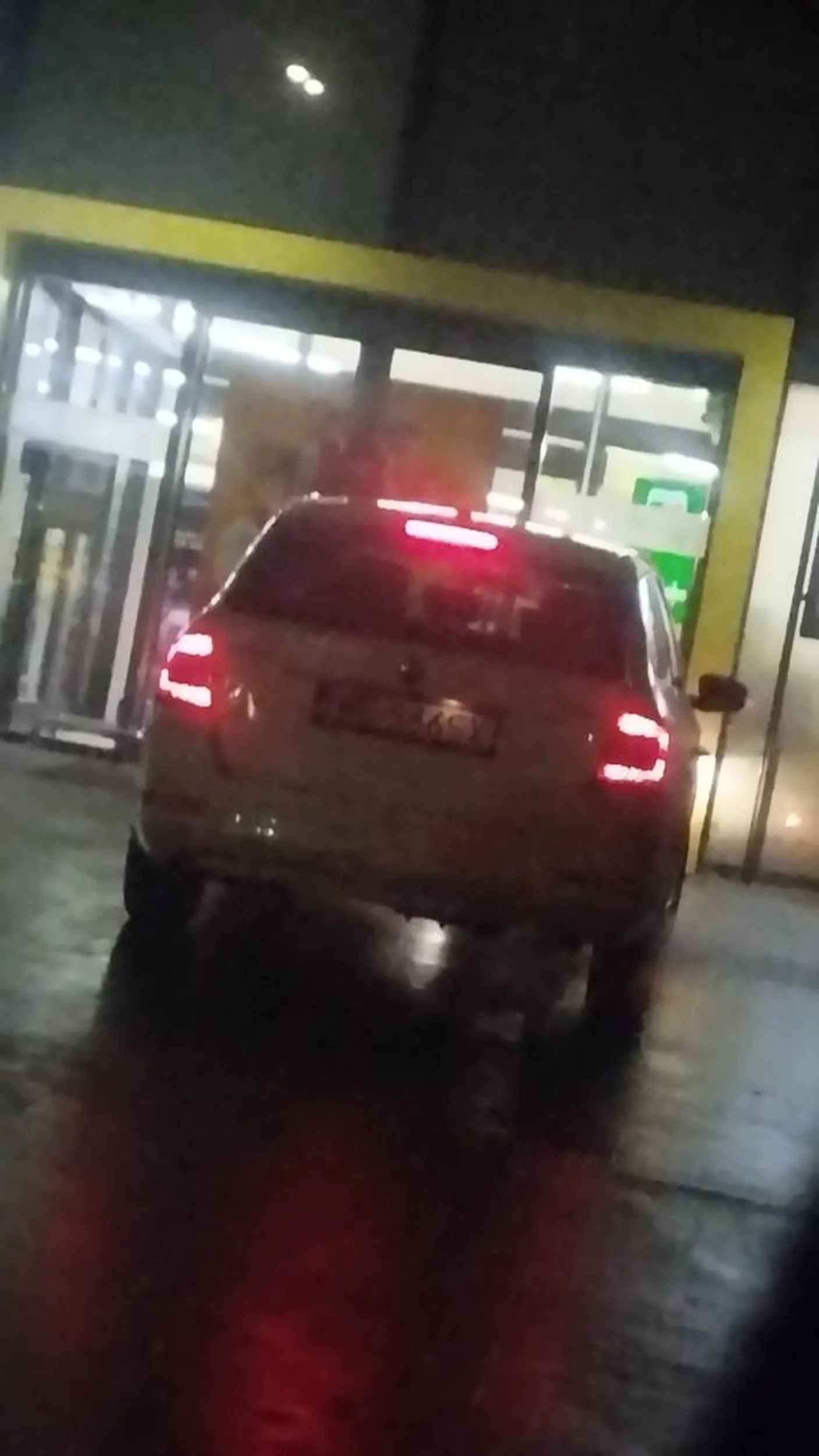 Naucz się parkować przed biedronką w Żyrardowie. Jak by drzwi były otwarte to byś wjechał do środka Nie pozdrawiam