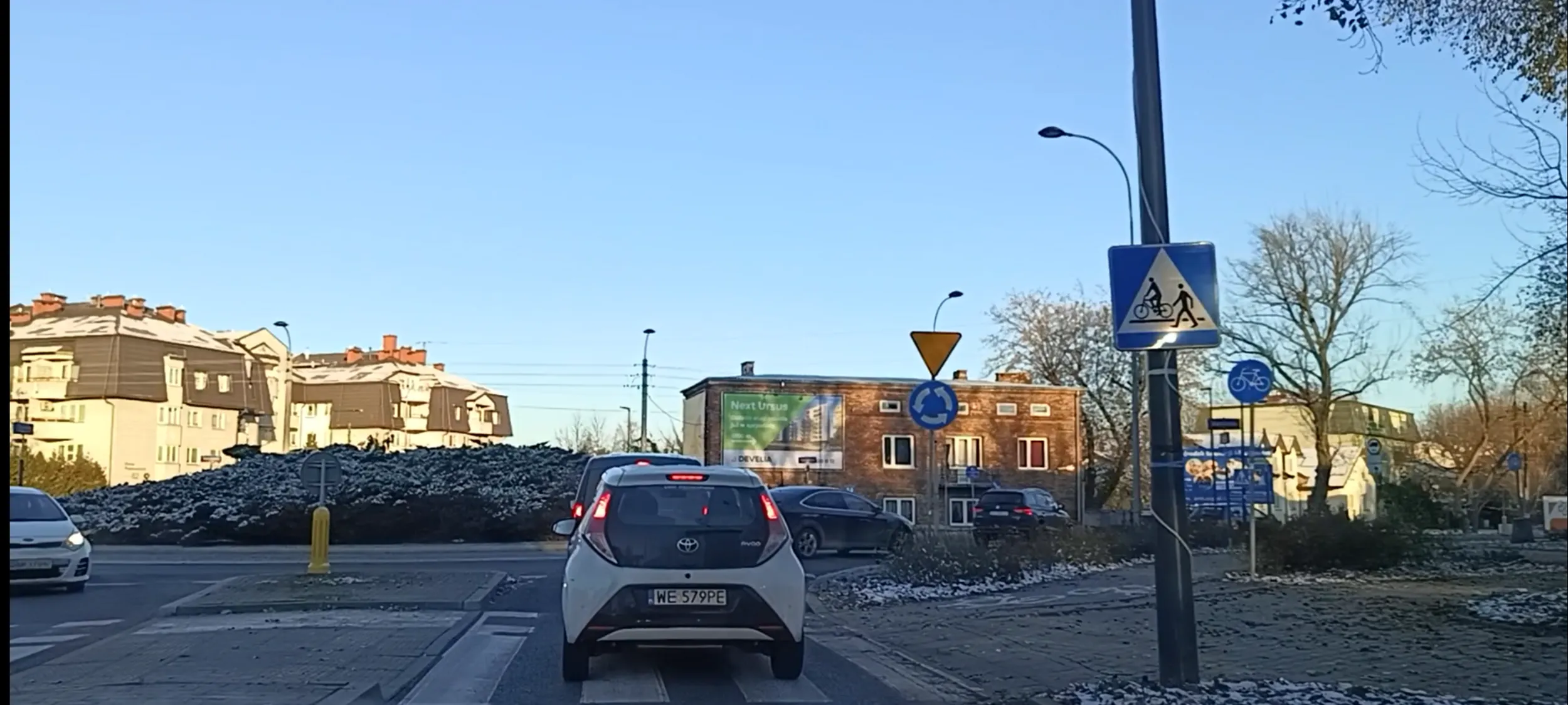 Nie ładnie przejeżdżać przez pasy przejścia dla pieszych i nie ustępować im pierwszeństwa.