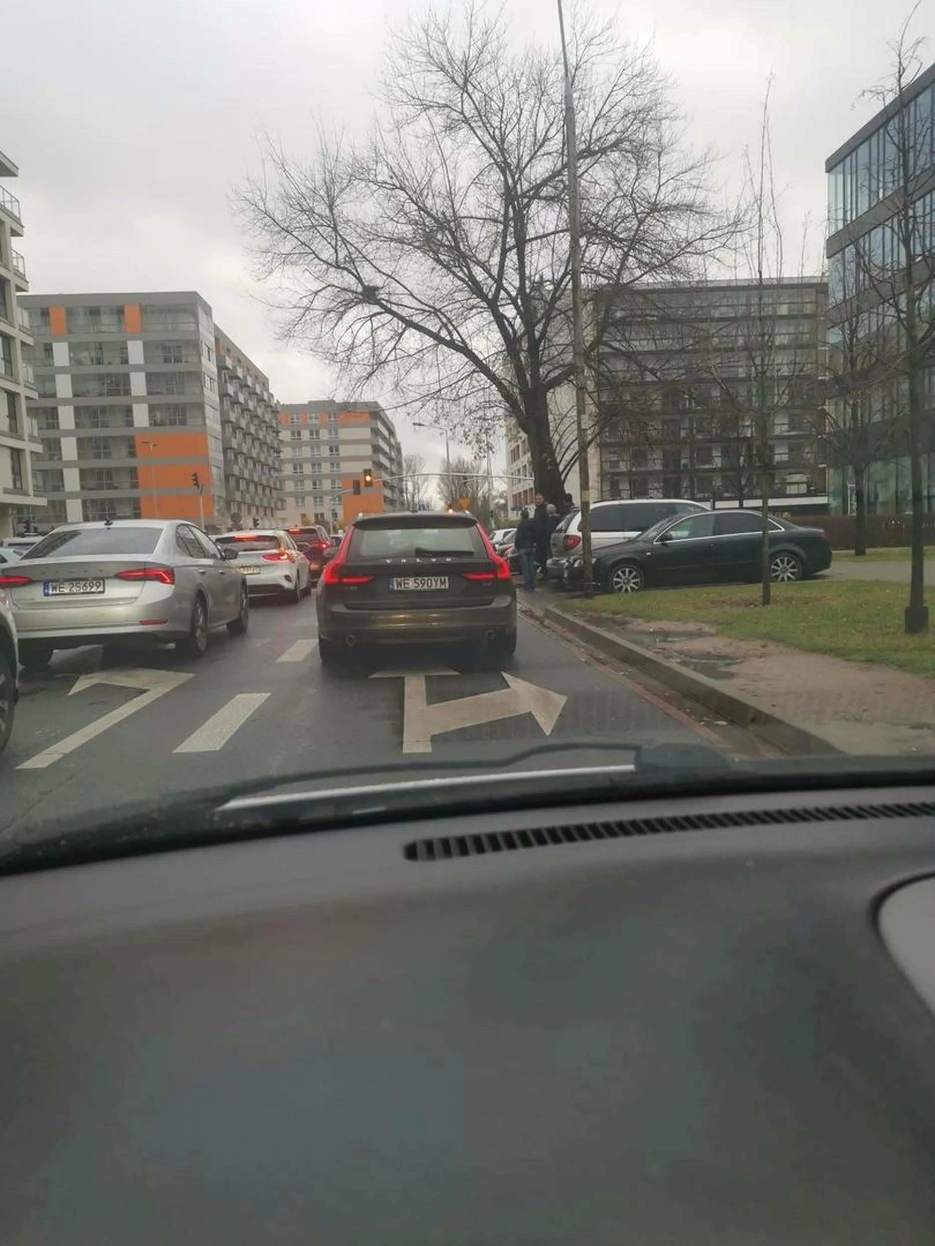 Głupia stara baba, która wymusza pierwszeństwo. Uważajcie na to Volvo...