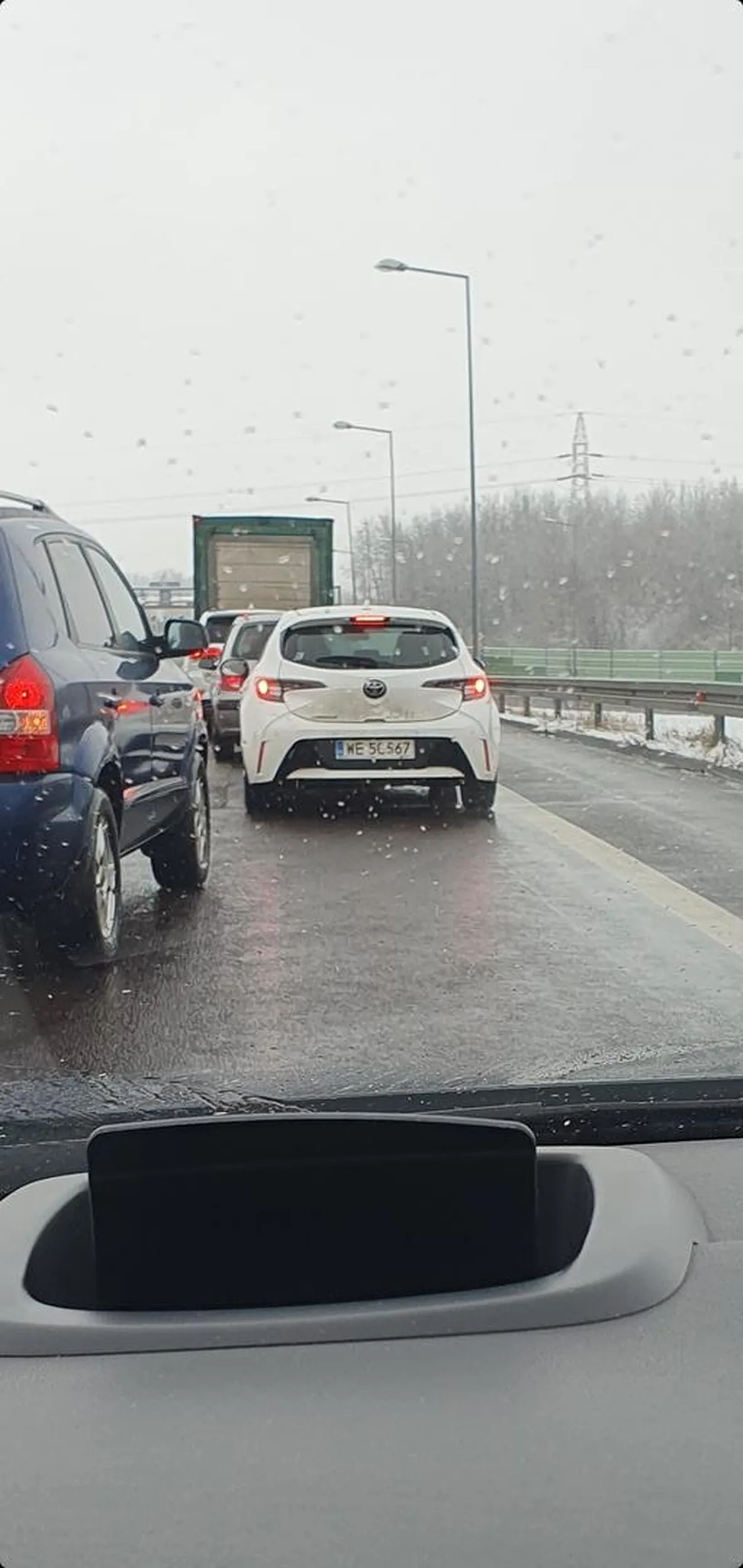 Kierowca nie rozumie co to jest jazda na suwak i po prostu się przybliża tak żeby nikogo nie wpuścić