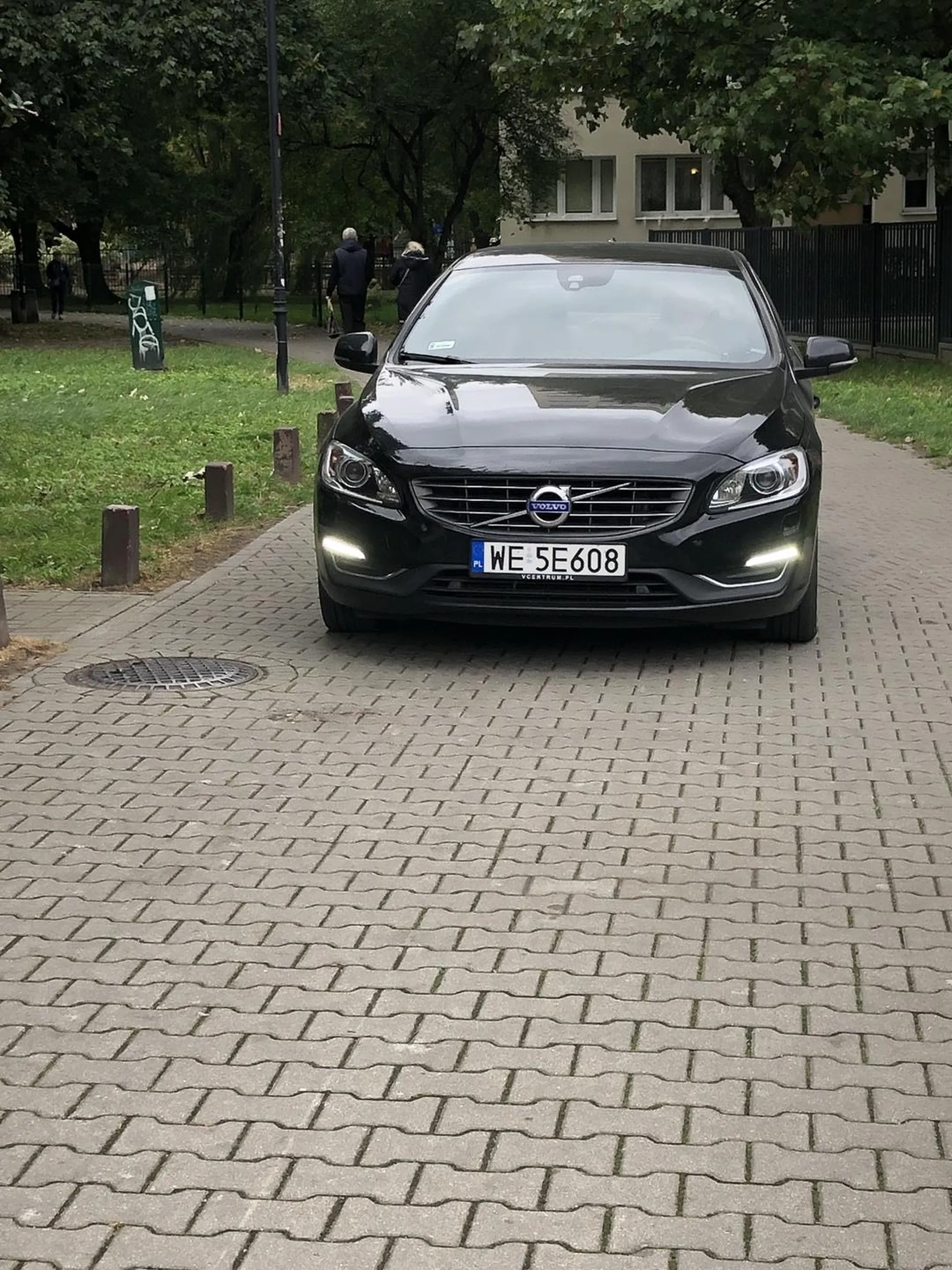 Wjeżdża na teren osiedla, gdzie chodzà ludzie i bawią się dzieci. I najlepsze - potwierdza, że nie widzi znaków i nie umie cofać. Pora chuba rozstać sie z prawem jazdy..