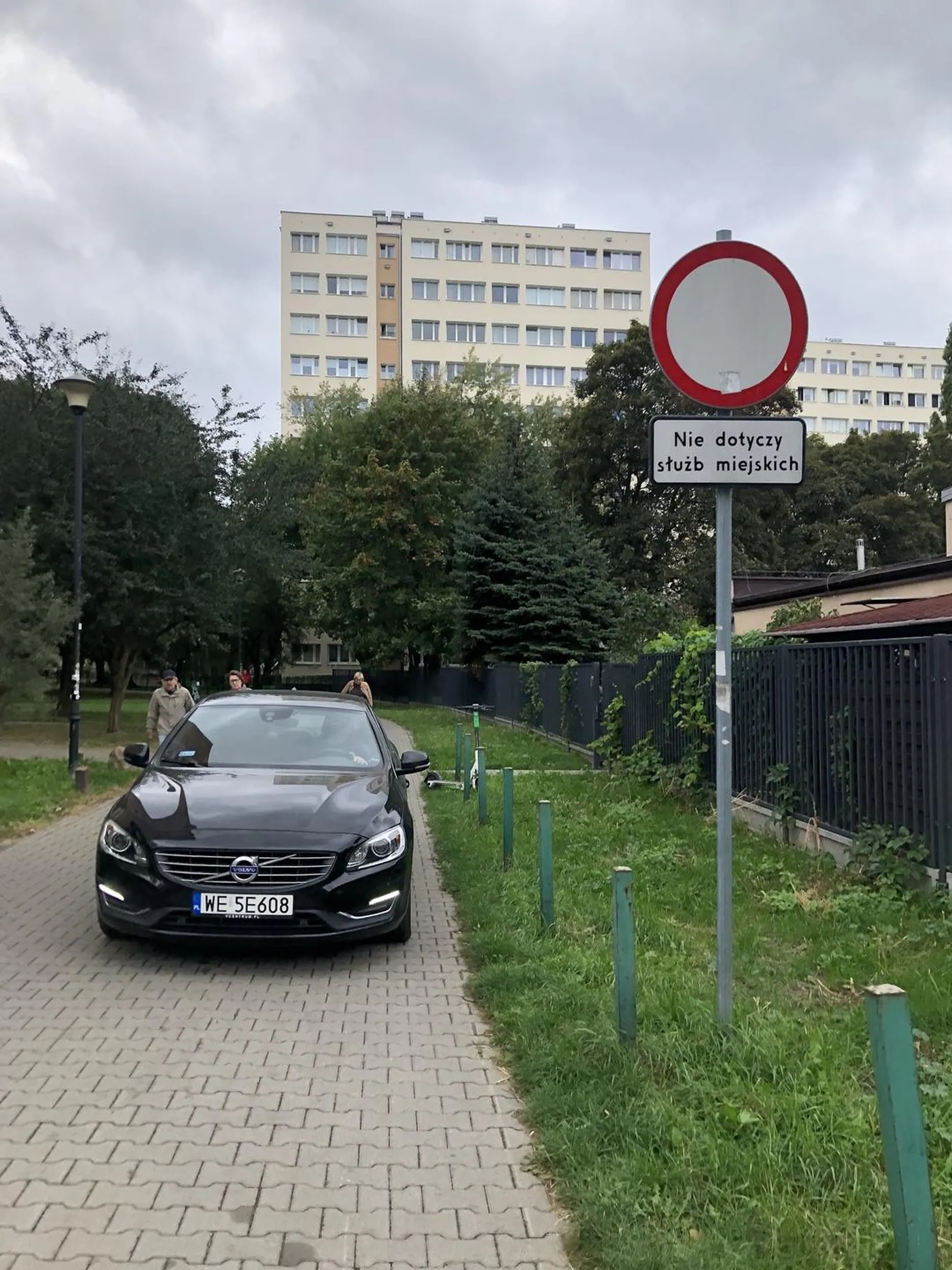 Wjeżdża na teren osiedla, gdzie chodzà ludzie i bawią się dzieci. I najlepsze - potwierdza, że nie widzi znaków i nie umie cofać. Pora chuba rozstać sie z prawem jazdy..