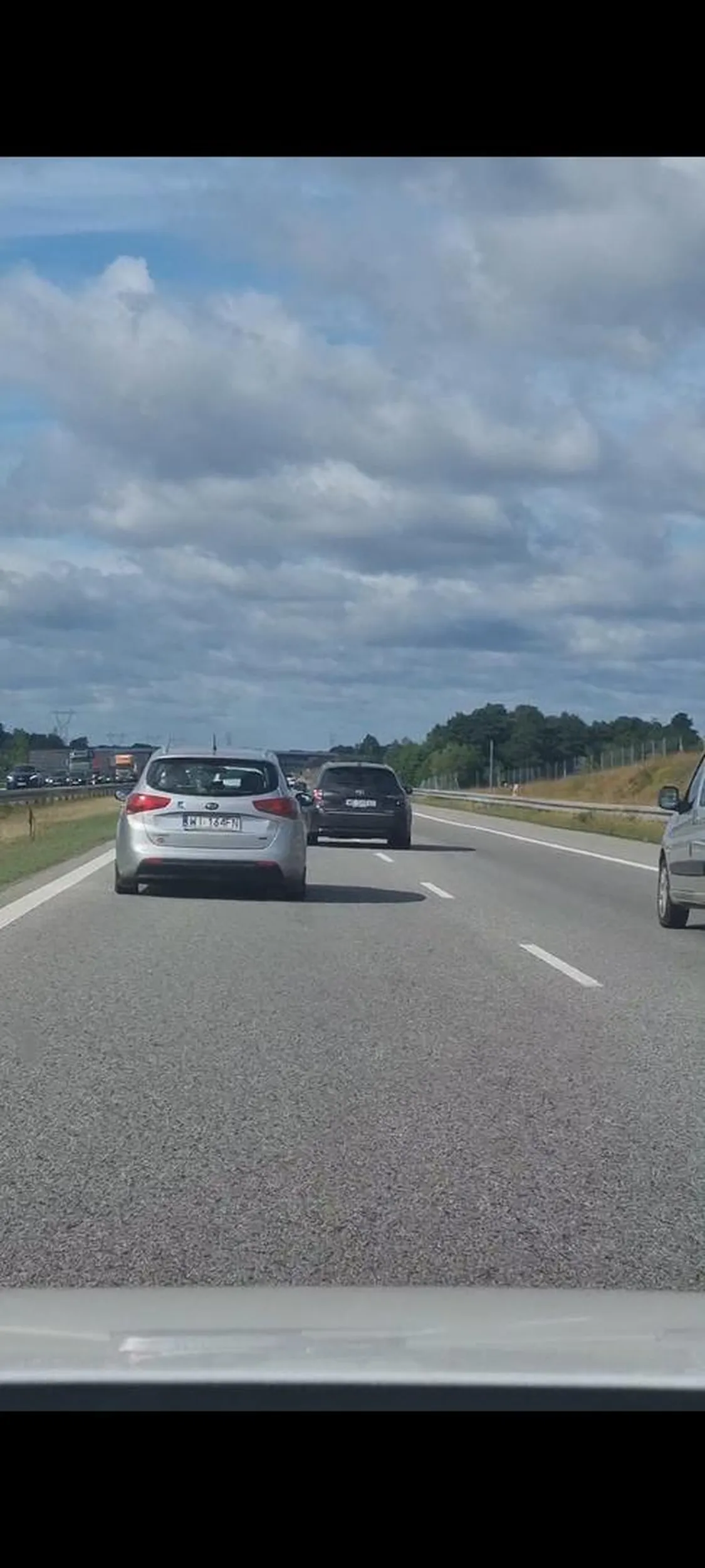 Jedzi środkiem (dwoma pasami jednocześnie)