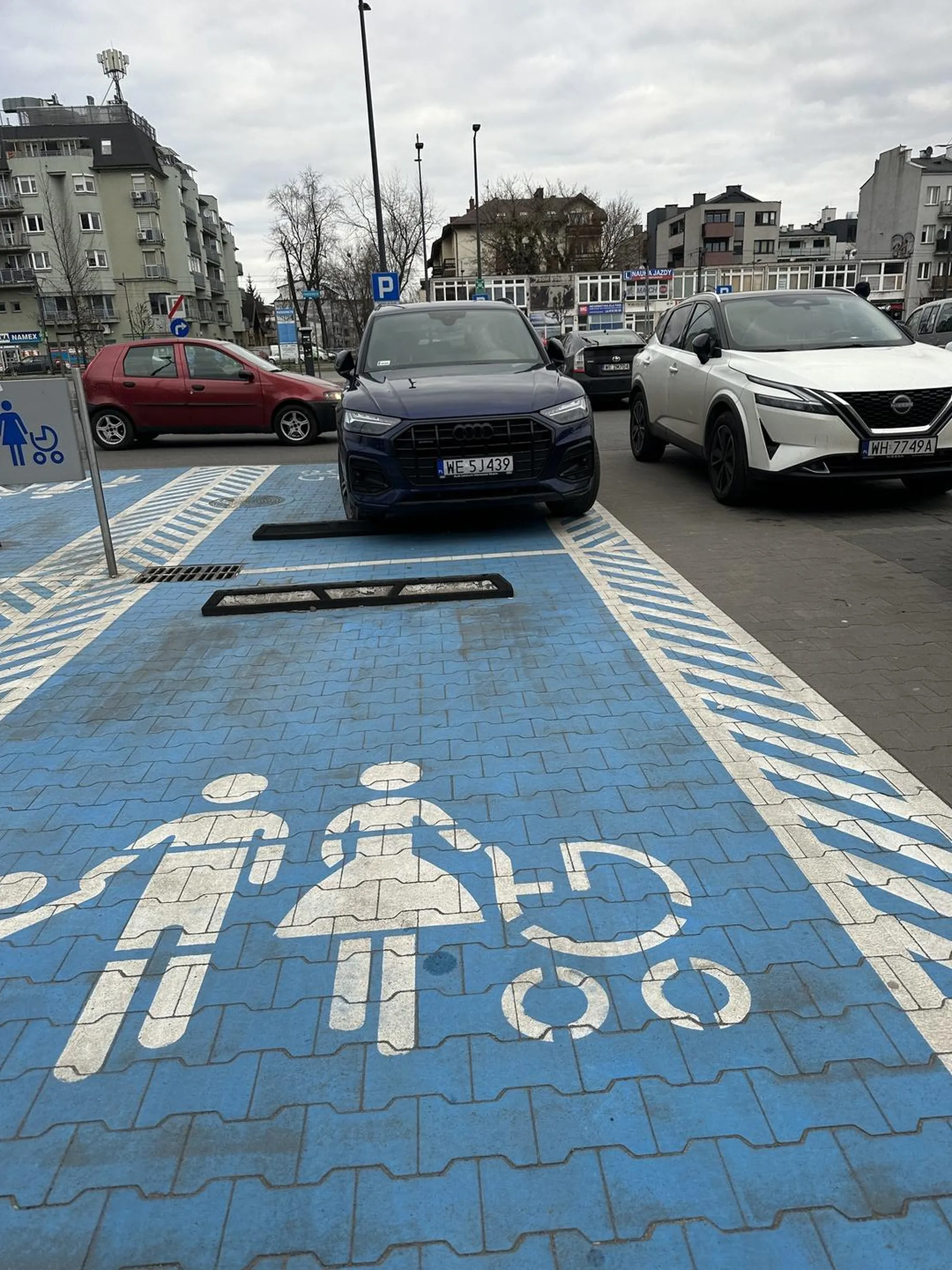 Szanowna Pani, jak już blokuje pani miejsca dla rodzin a jest Pani bez dzieci to przynajmniej niech Pani zaparkuje normalnie. Blond włosy to nie usprawiedliwienie