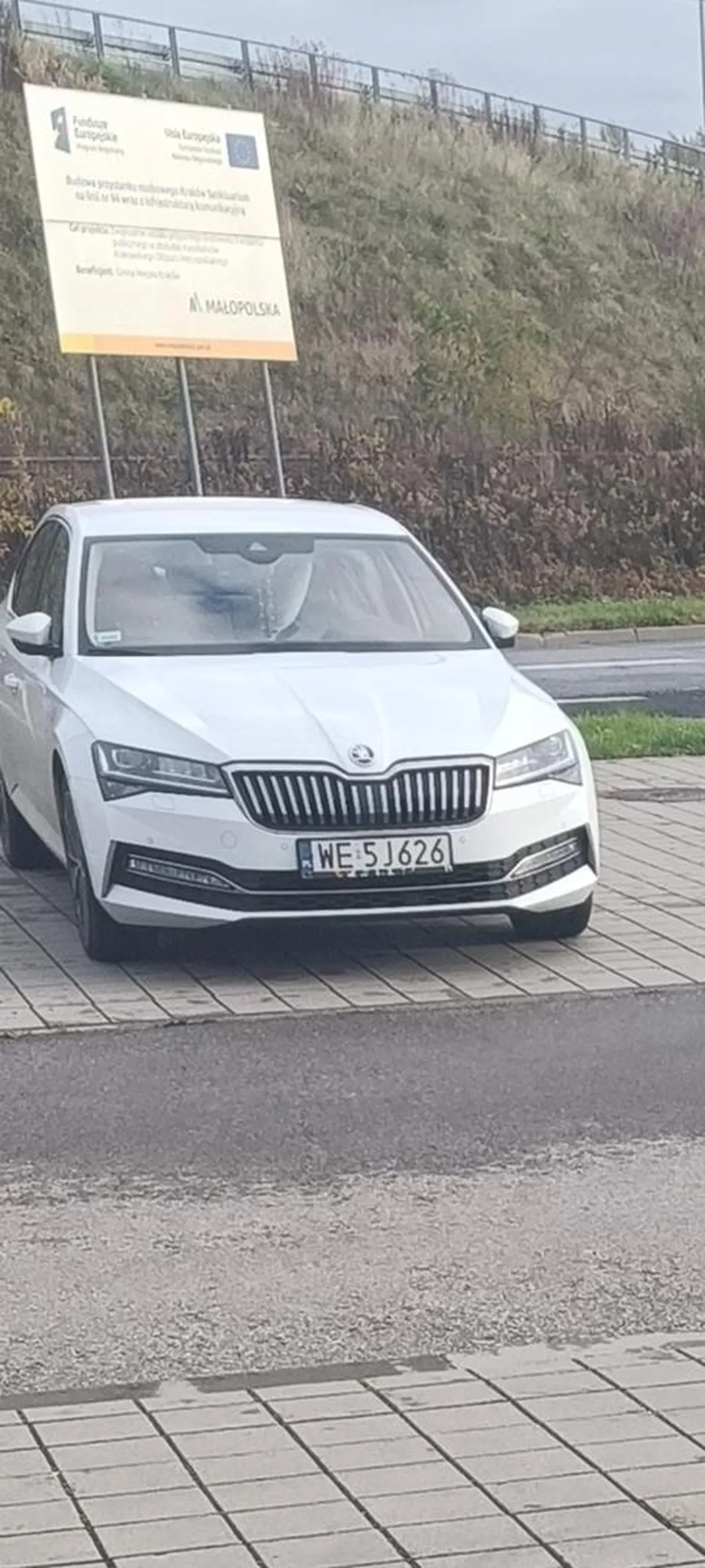 Parkuje na chodniku a obok jest wielki pusty bezpłatny parking w Krakowie