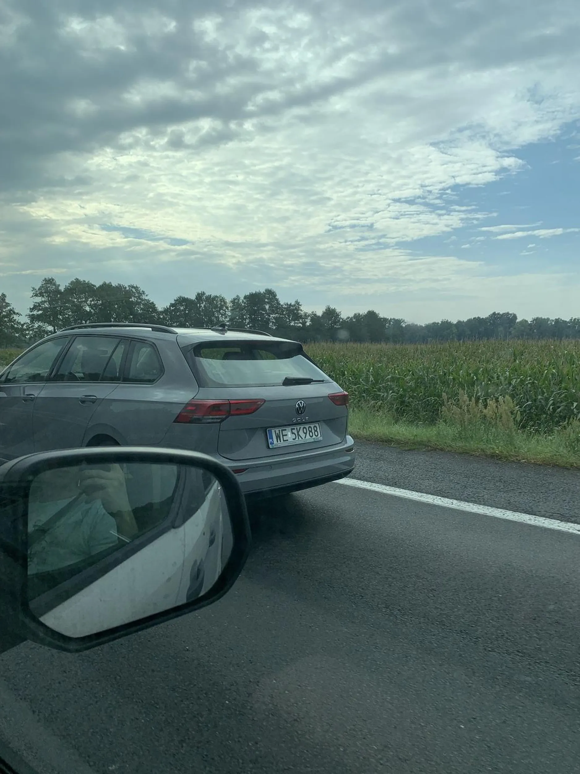 Wywala pety przez okno.