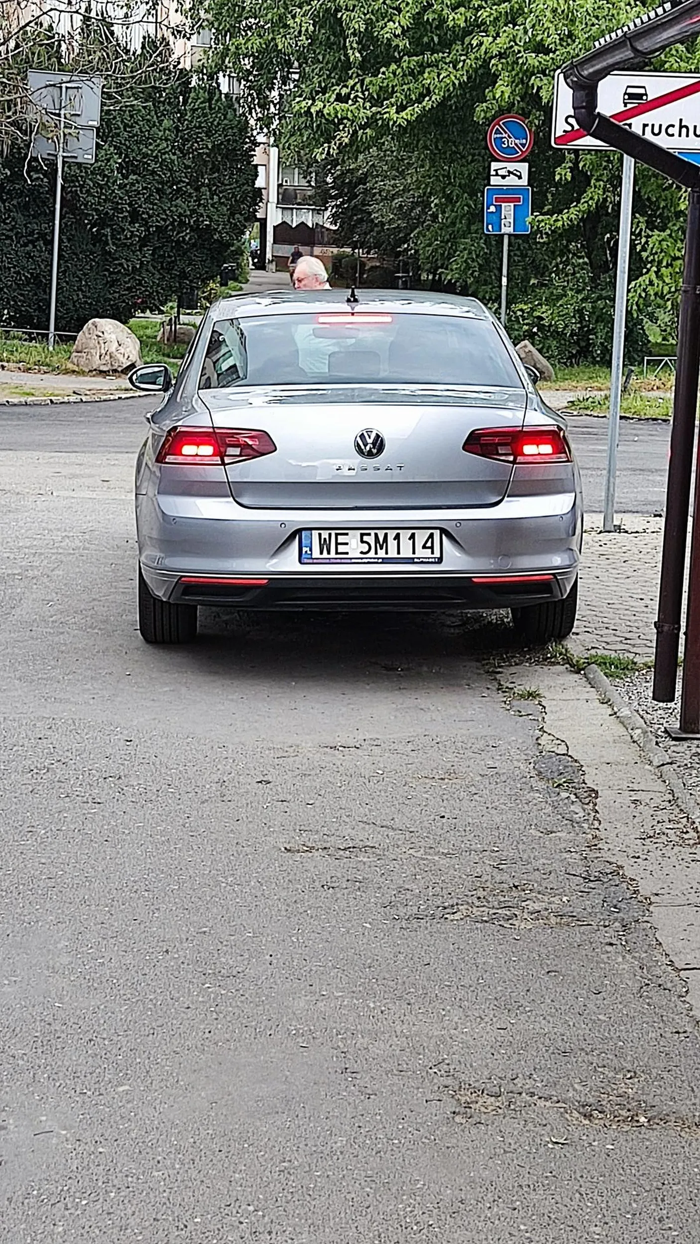 Tępa dzida blokuje wyjazd z ulicy i jeszcze się coś pluje pod nosem. A podobno pani lekarz. Wieśniara i tyle
