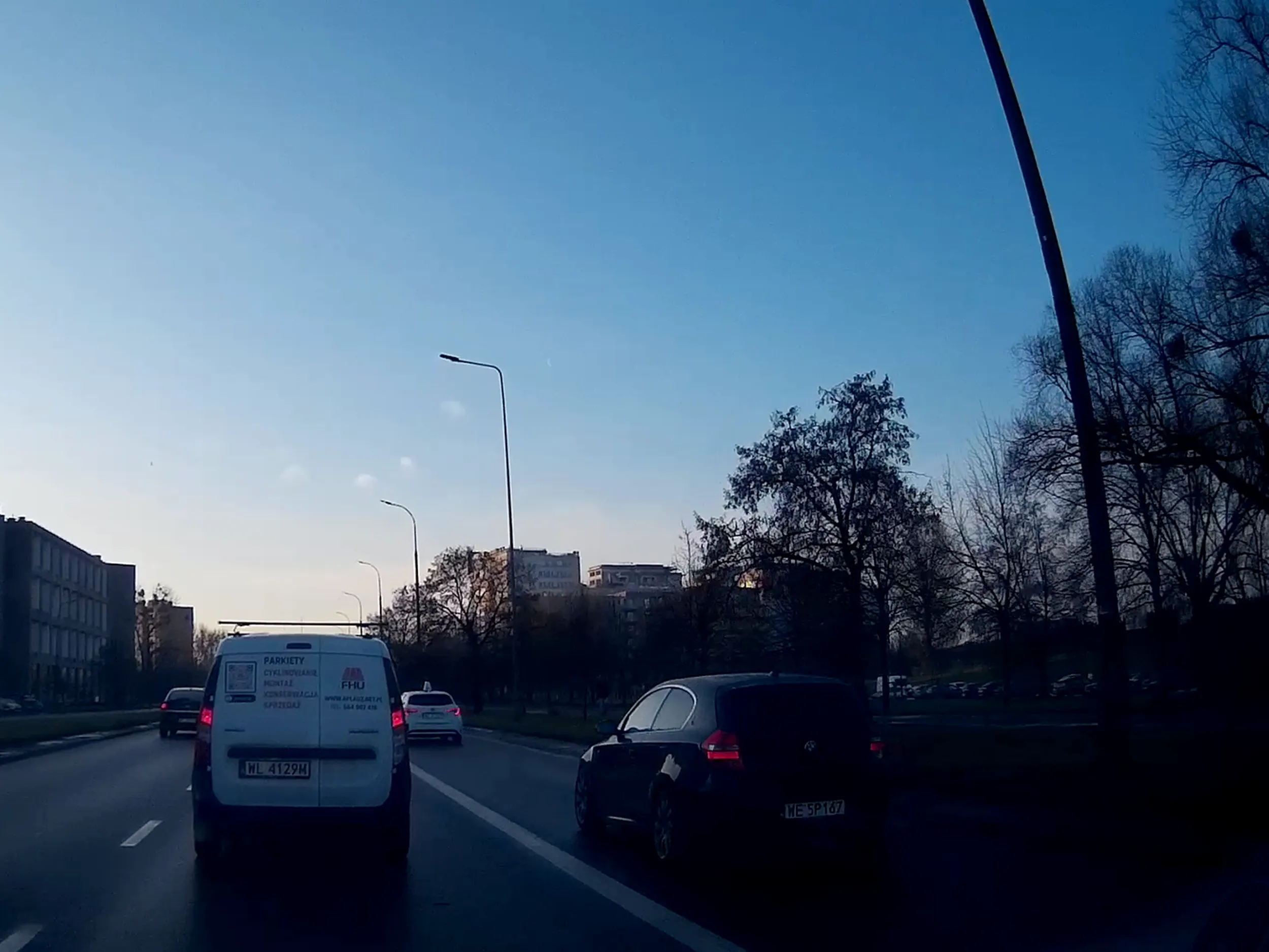 Omija korek buspasem. Aleja Sikorskiego w Warszawie.